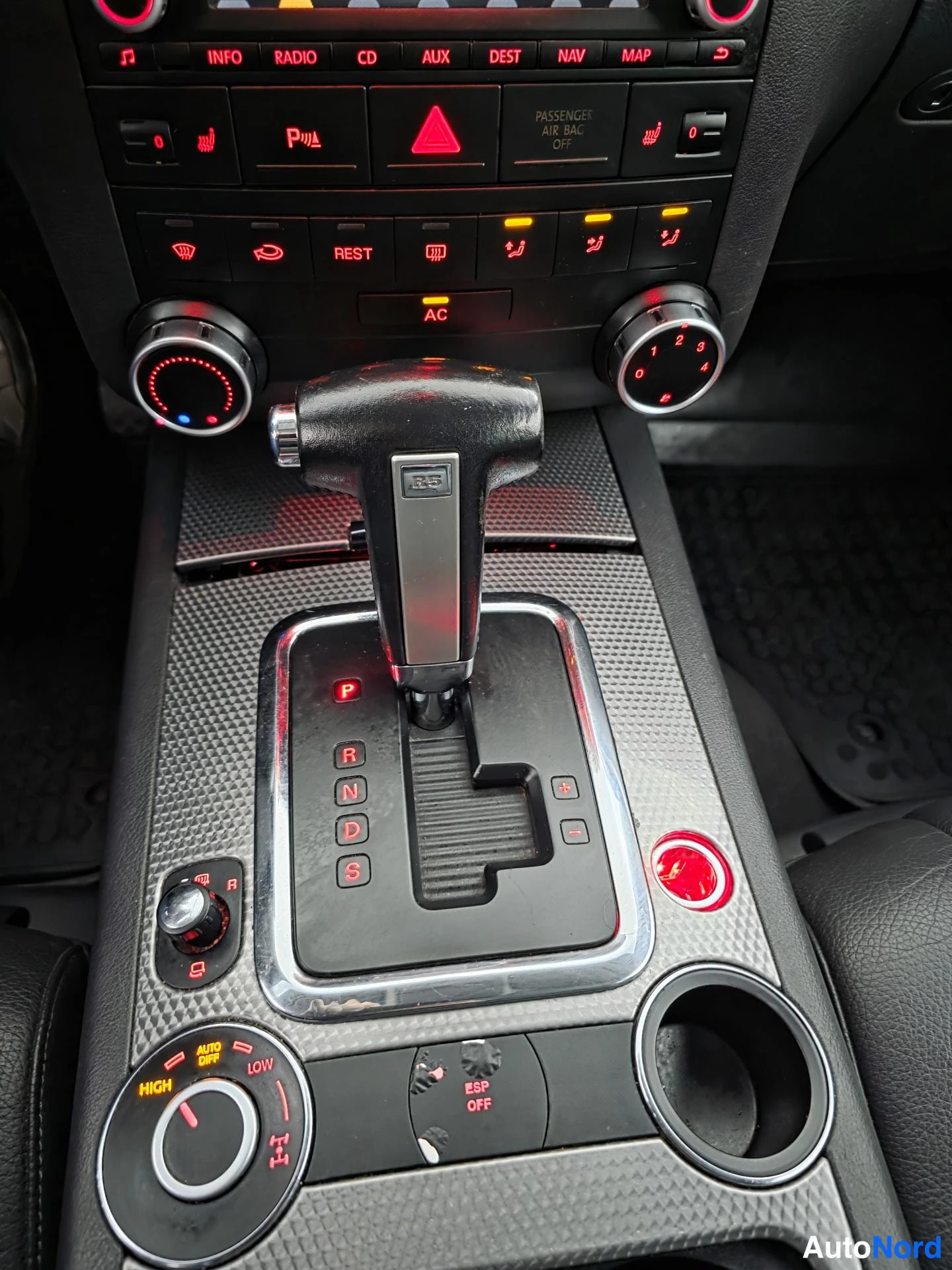 Musta Volkswagen Touareg 2007, yksityiskohta, kuva 19
