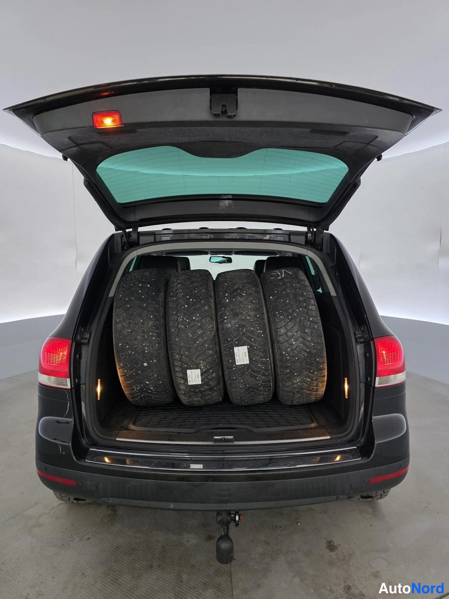 Musta Volkswagen Touareg 2007, takaa, kuva 8