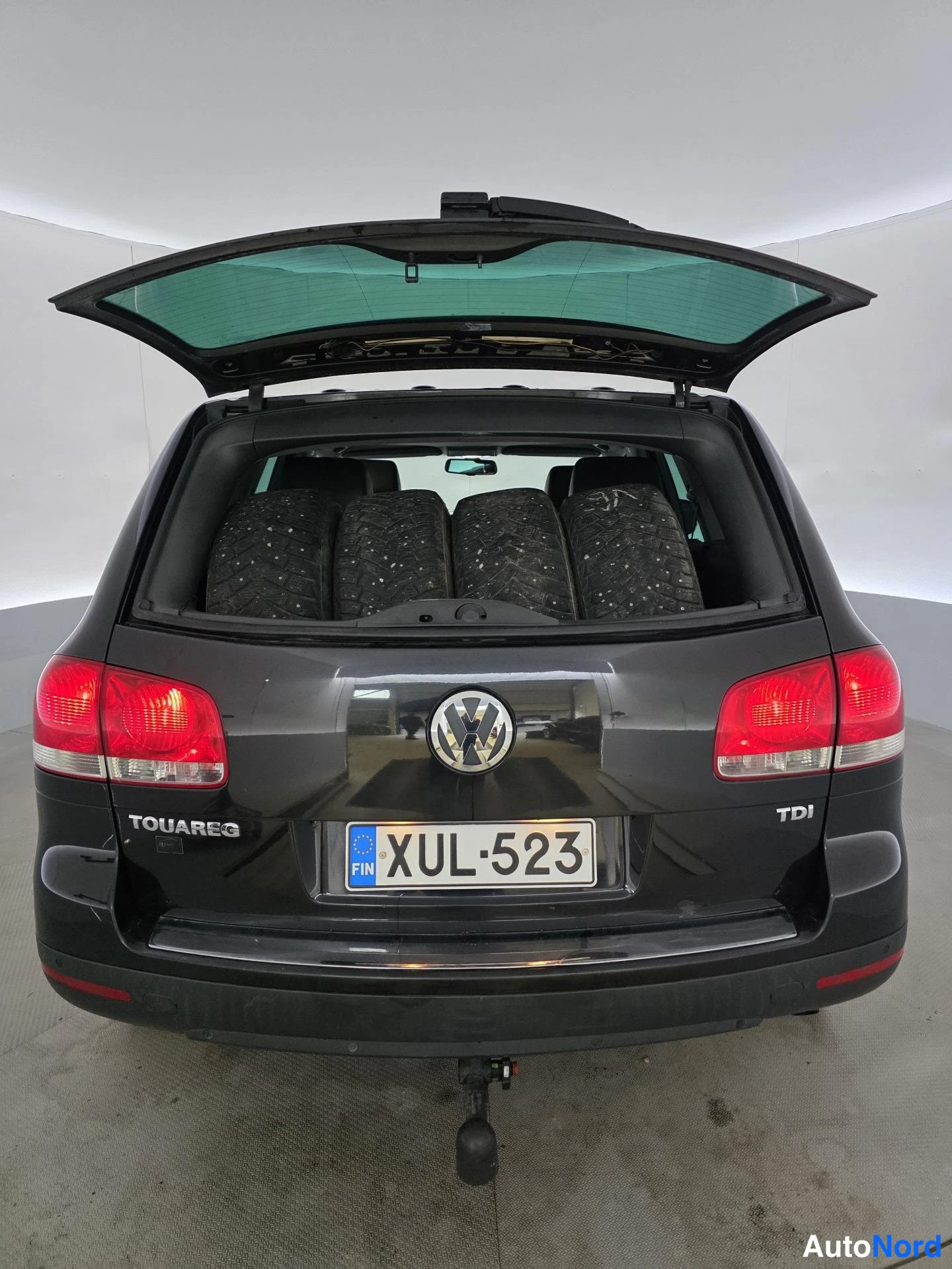 Musta Volkswagen Touareg 2007, takaviisto, kuva 7