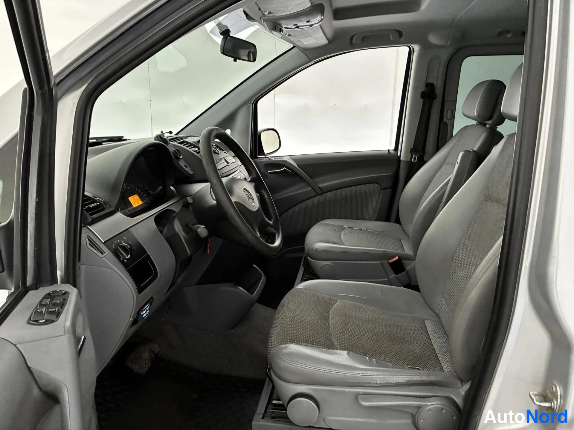 Hopea Mercedes-Benz Viano 2006, ohjaamo, kuva 9