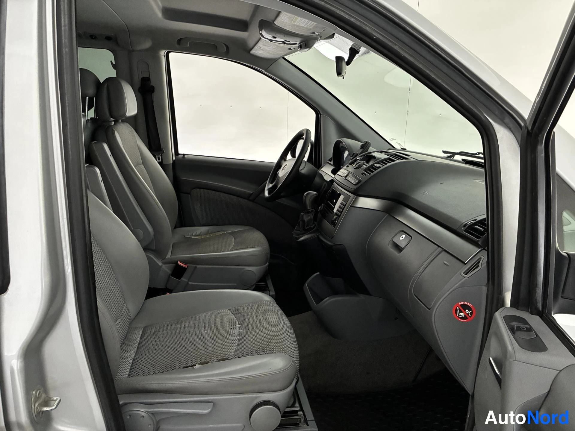 Hopea Mercedes-Benz Viano 2006, ohjaamo, kuva 10