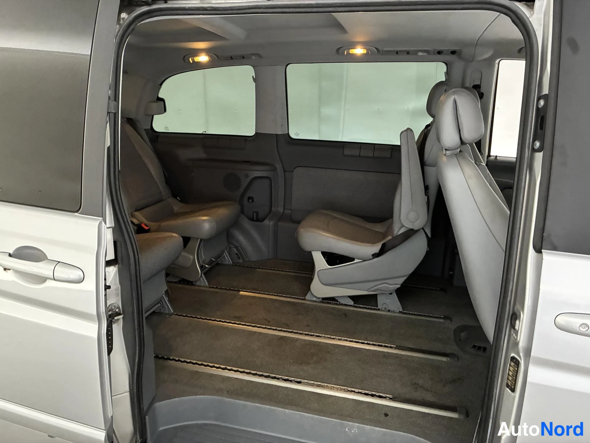 Hopea Mercedes-Benz Viano 2006, ohjaamo, kuva 11