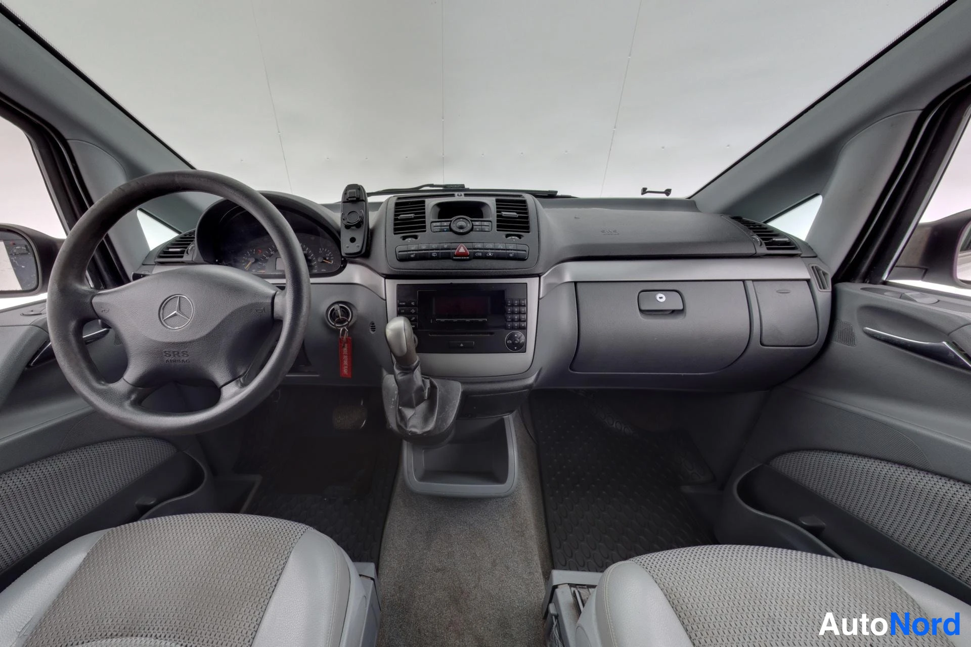 Hopea Mercedes-Benz Viano 2006, ohjaamo, kuva 7
