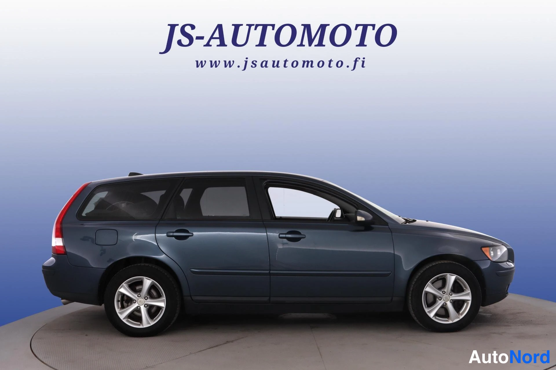 Blå Volvo V50 2006, snett framifrån, fronten åt höger, bild 3