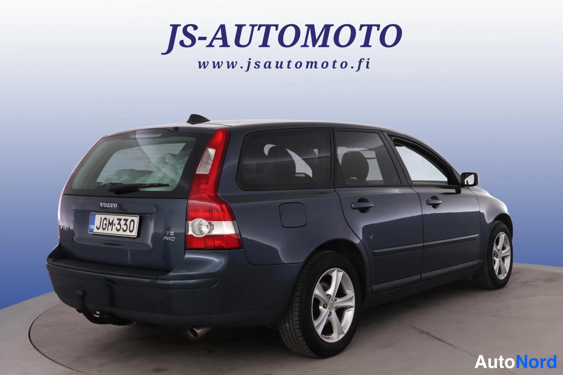 Blå Volvo V50 2006, snett bakifrån, bild 5