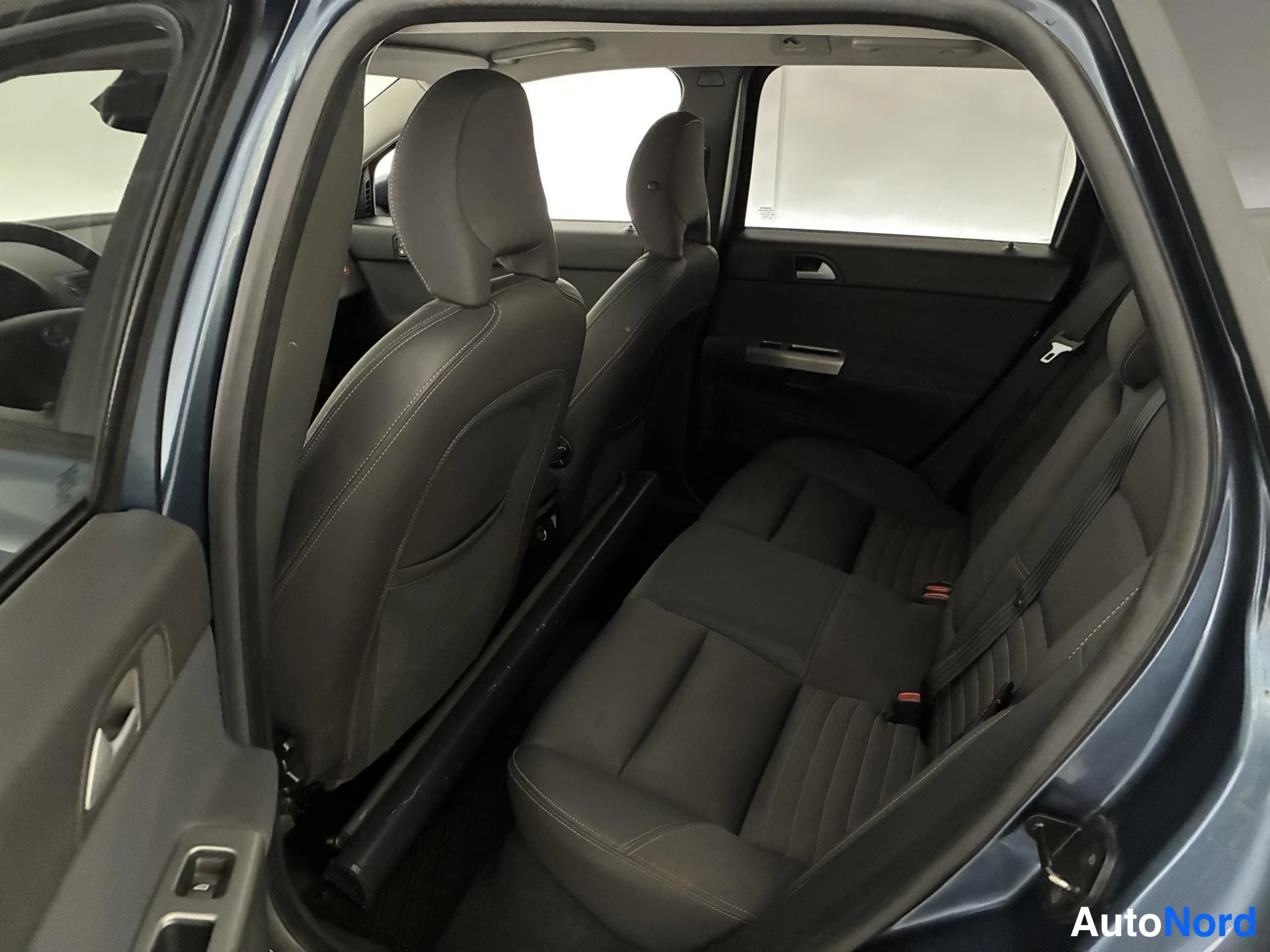 Blå Volvo V50 2006, baksäten, bild 12