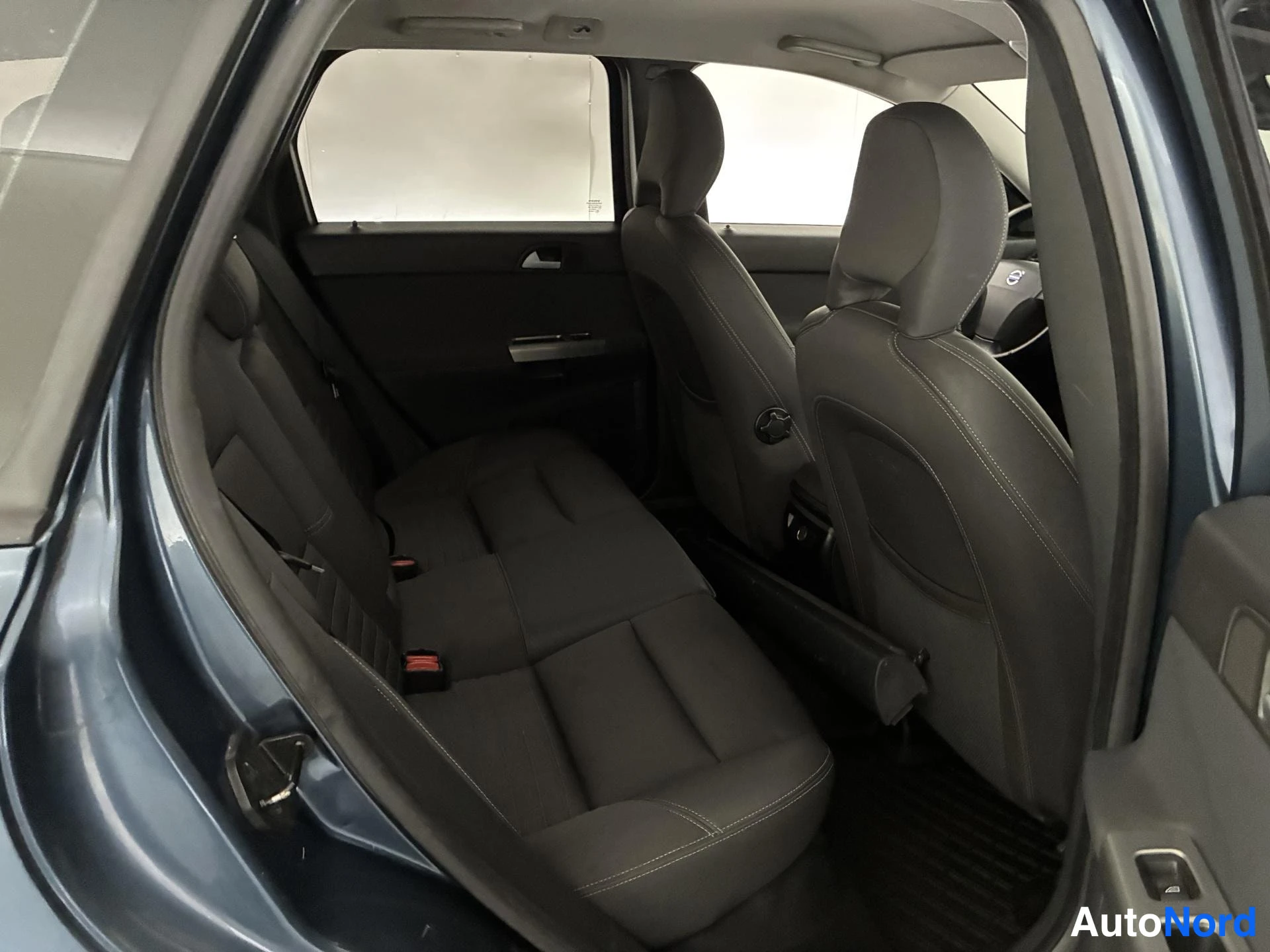 Blå Volvo V50 2006, baksäten, bild 13
