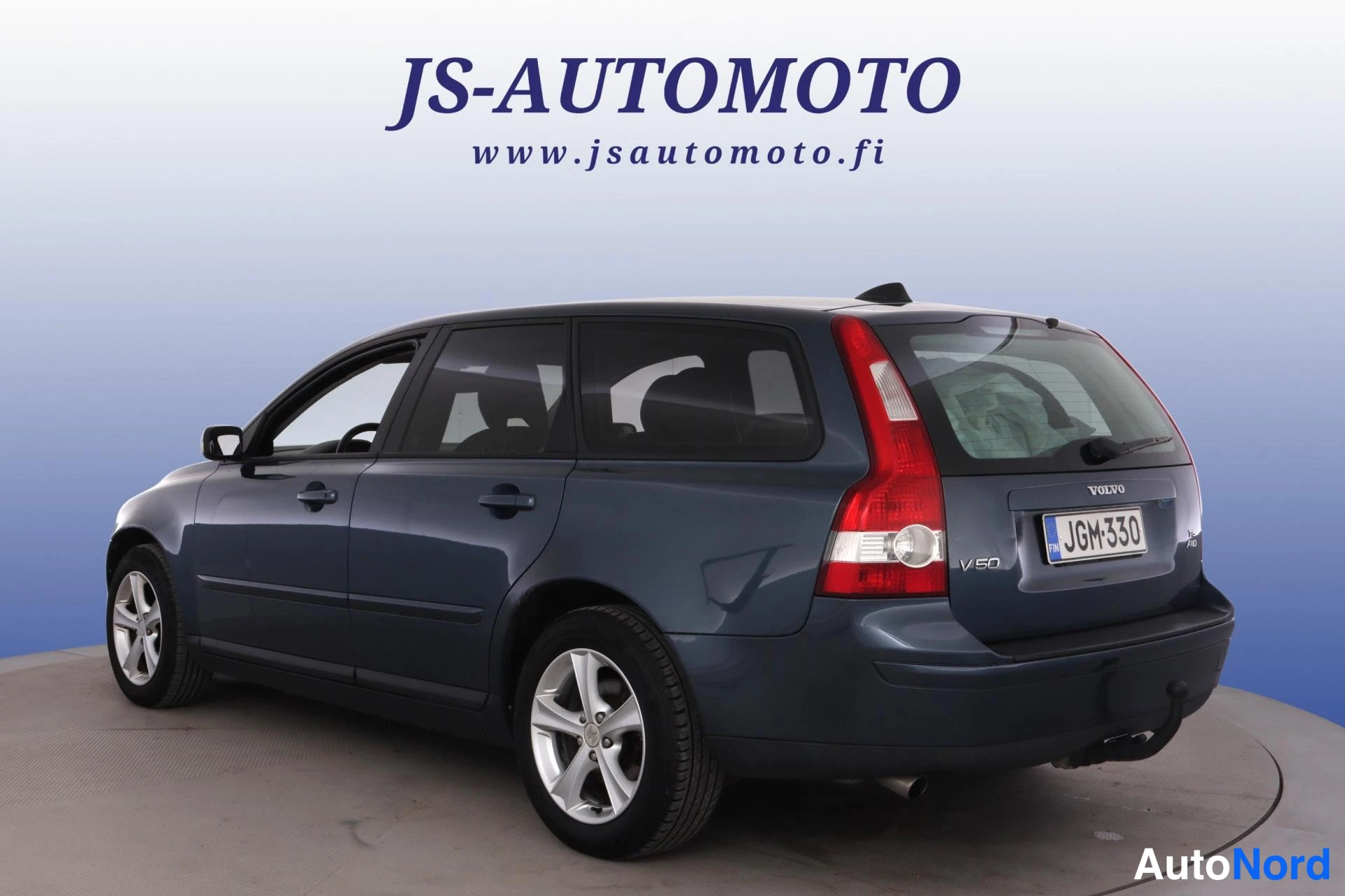 Blå Volvo V50 2006, snett bakifrån, bild 6