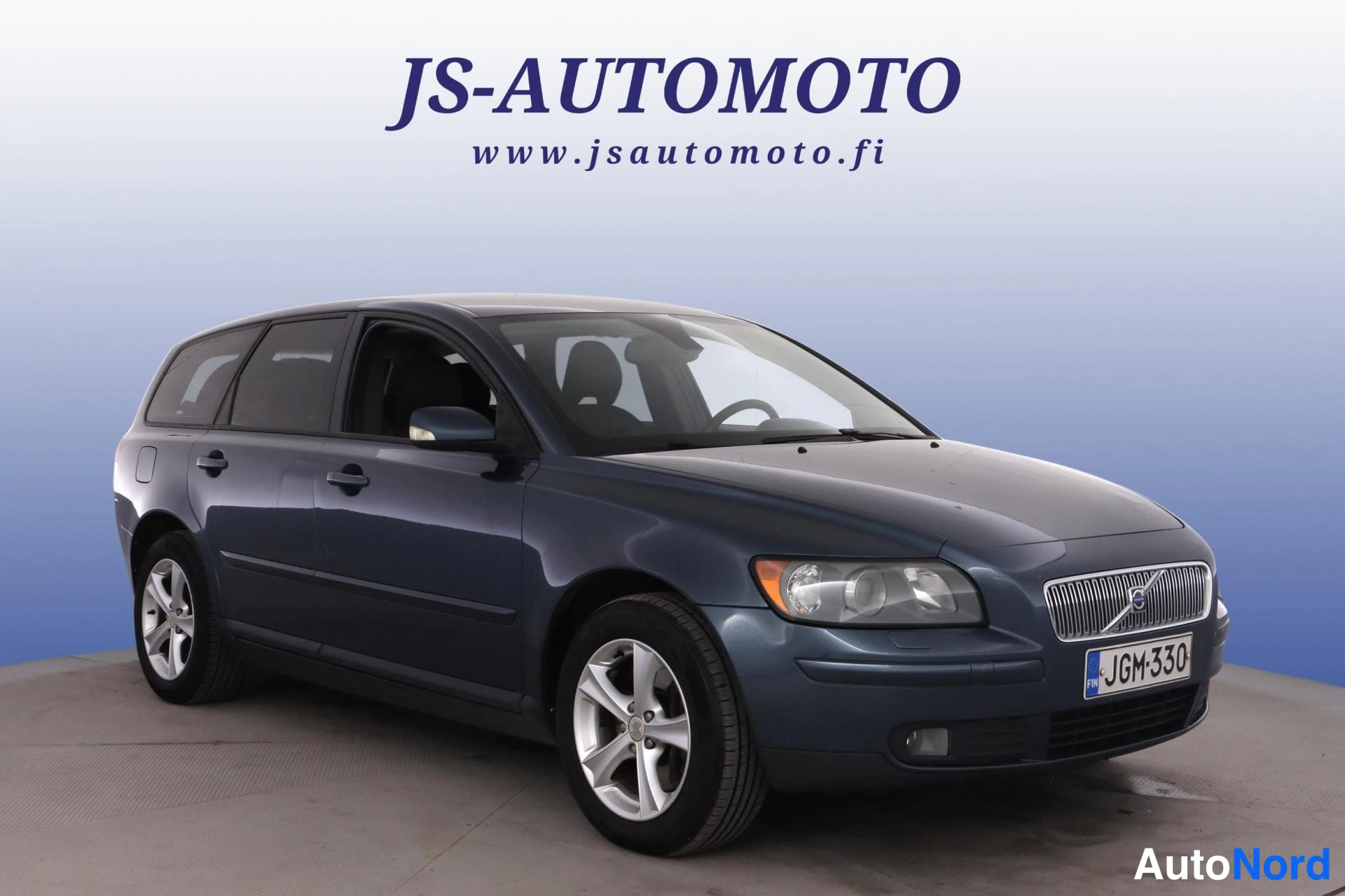Blå Volvo V50 2006, snett framifrån, fronten åt höger, bild 4