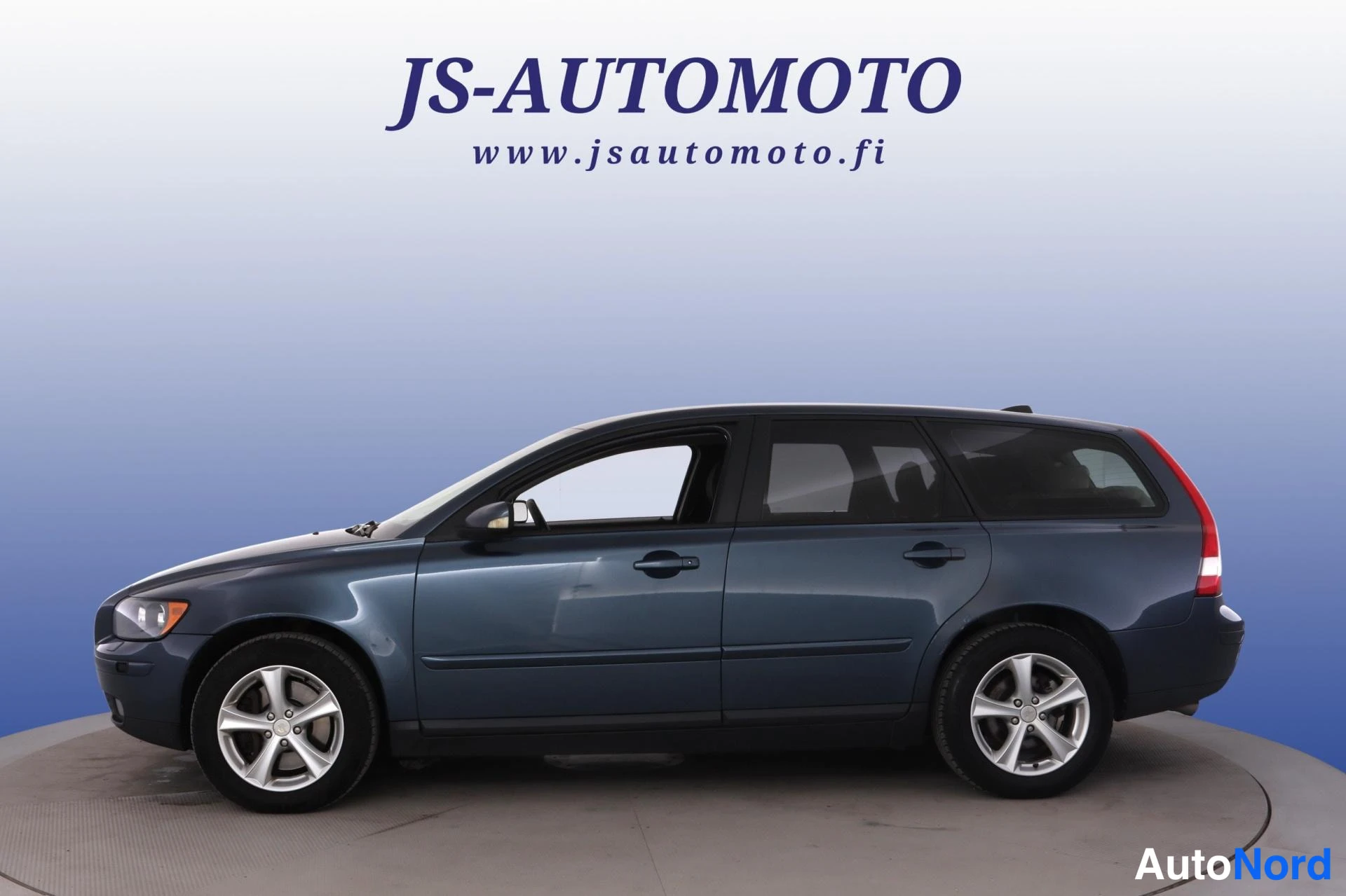 Blå Volvo V50 2006, snett framifrån, fronten åt vänster, bild 2