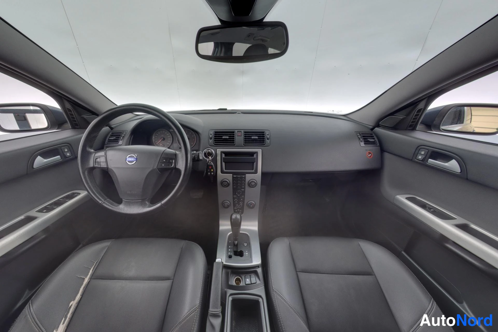 Blå Volvo V50 2006, förarplats, bild 7