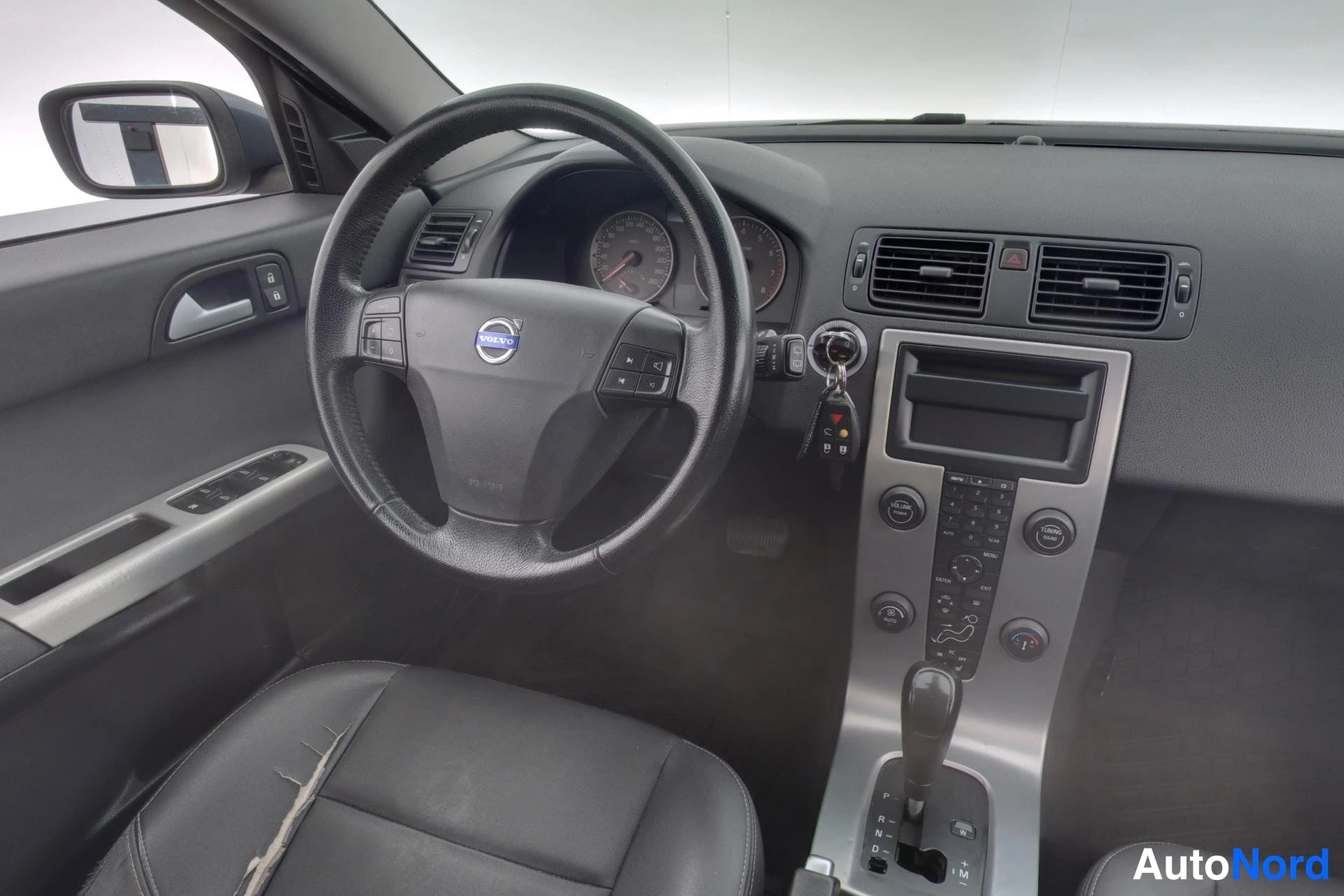 Blå Volvo V50 2006, förarplats, bild 8