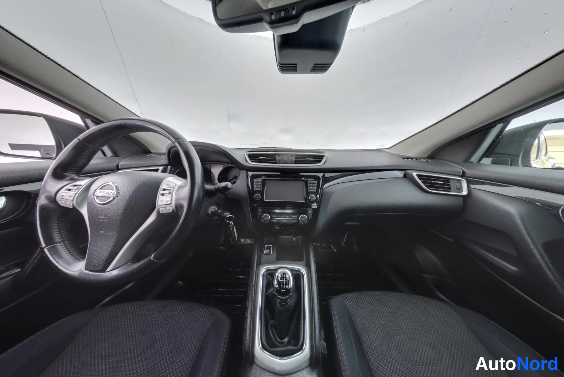 Punainen Nissan Qashqai 2014, ohjaamo, kuva 7