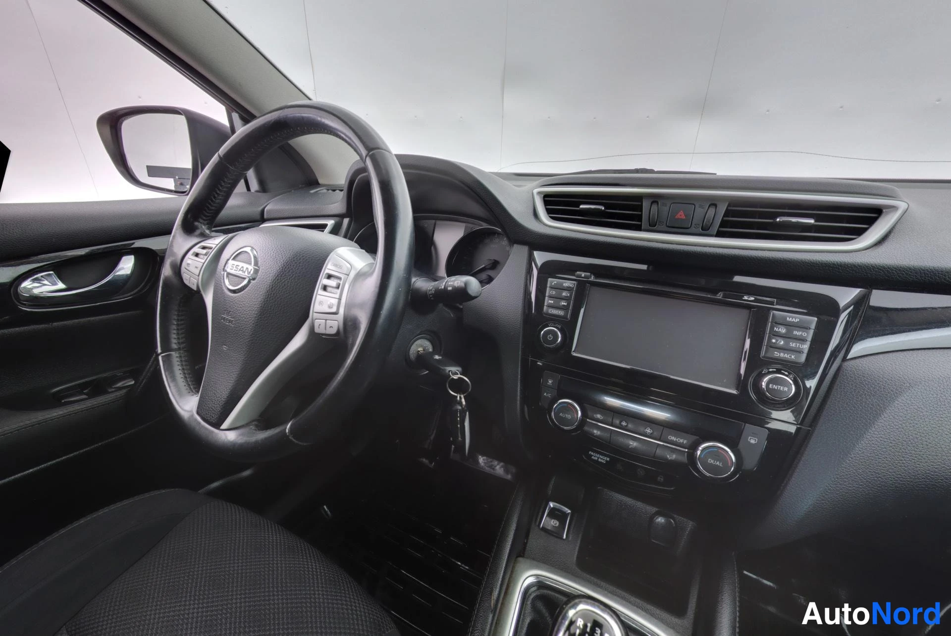 Punainen Nissan Qashqai 2014, ohjaamo, kuva 8