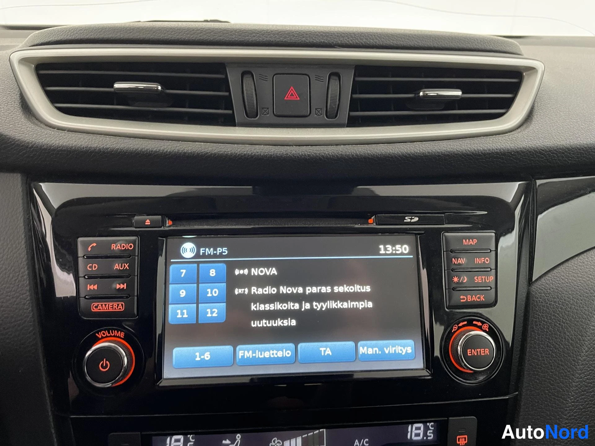Punainen Nissan Qashqai 2014, yksityiskohta, kuva 17