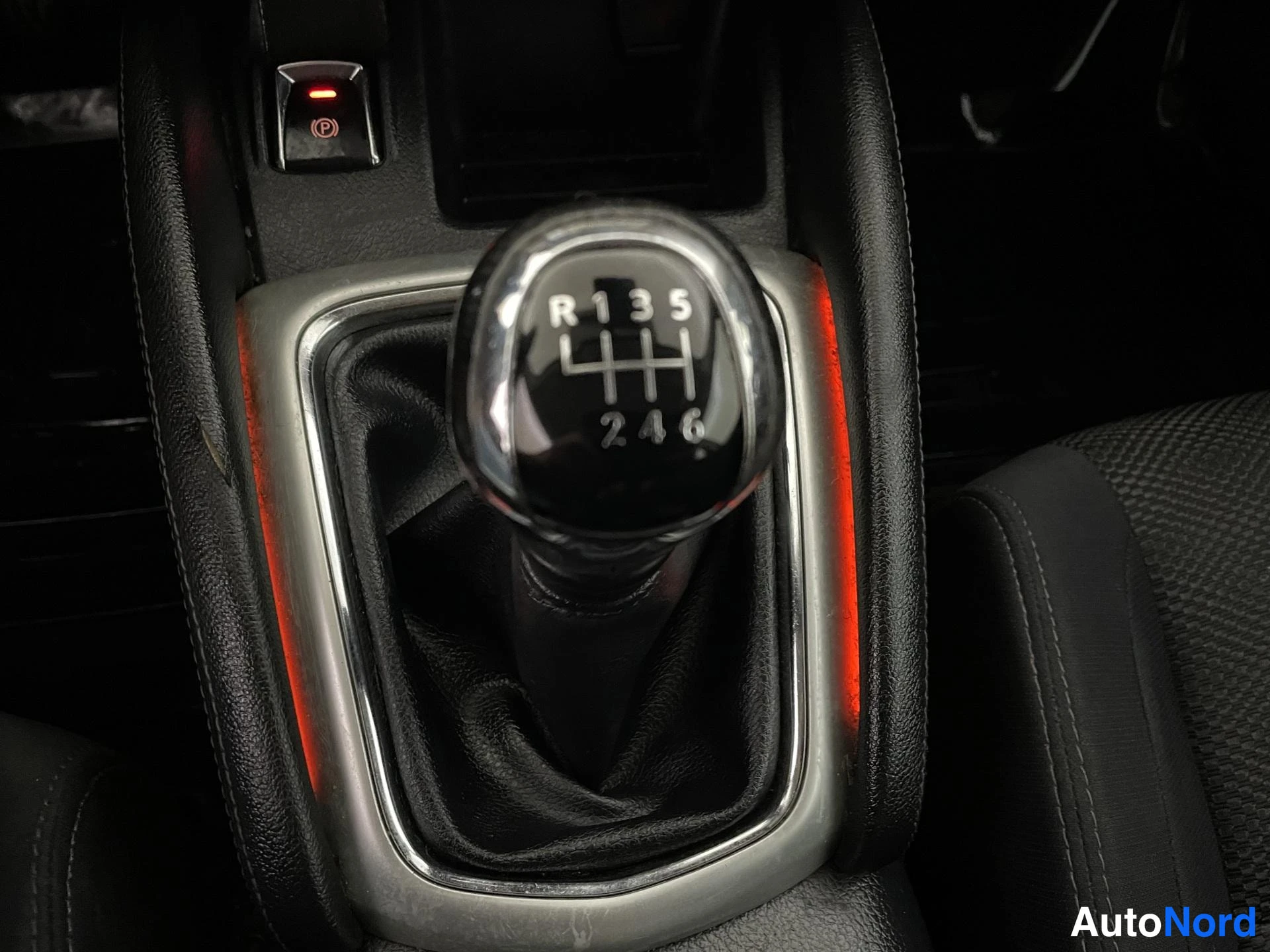 Punainen Nissan Qashqai 2014, yksityiskohta, kuva 21