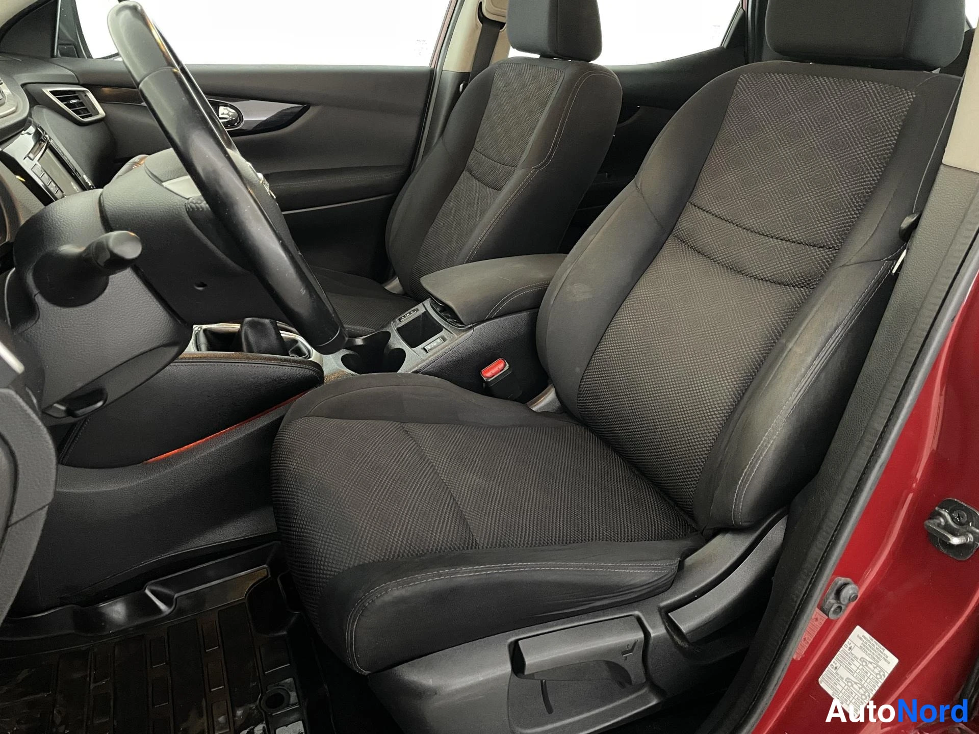 Punainen Nissan Qashqai 2014, etuistuimet, kuva 9