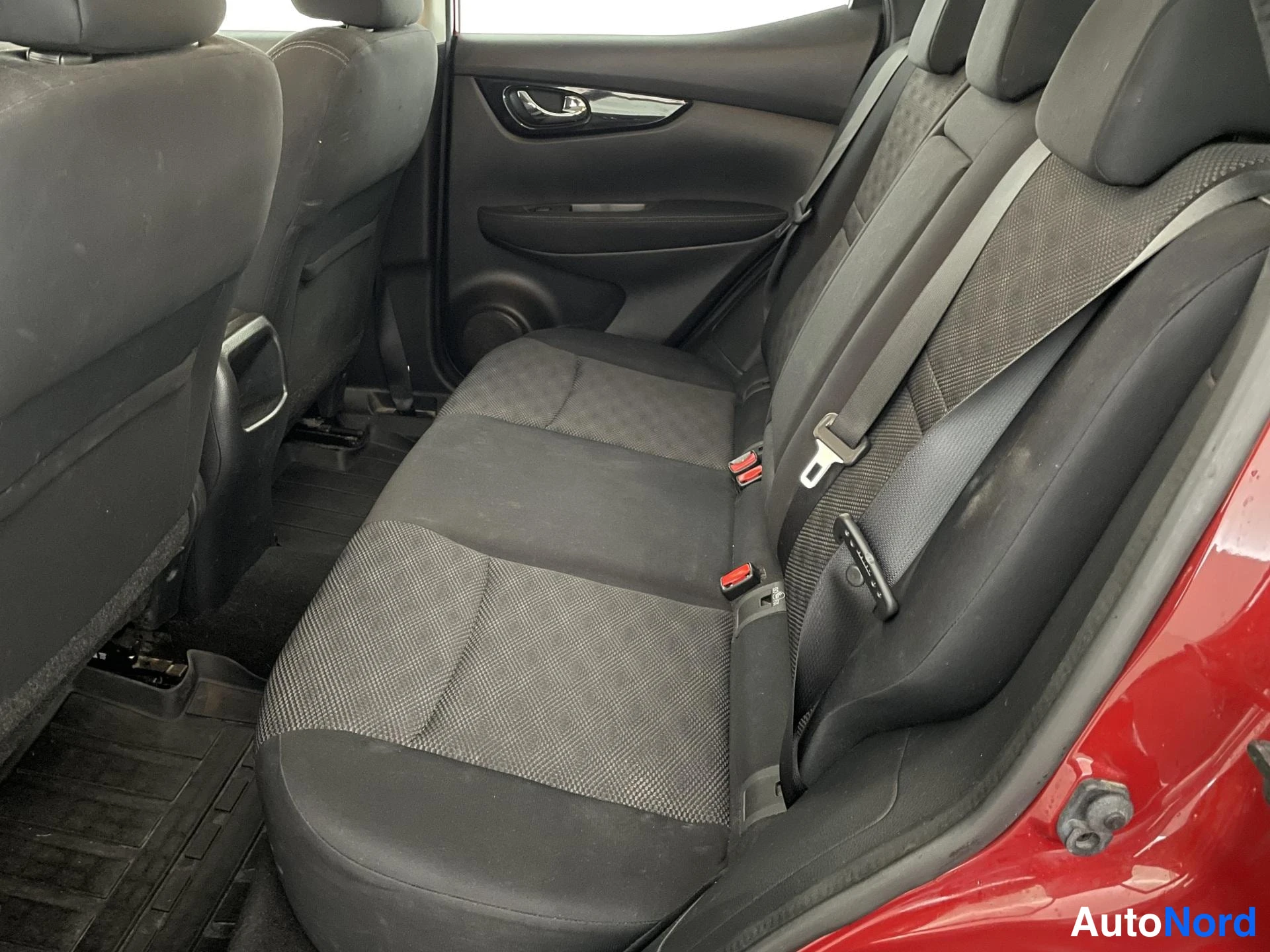 Punainen Nissan Qashqai 2014, takaistuimet, kuva 12