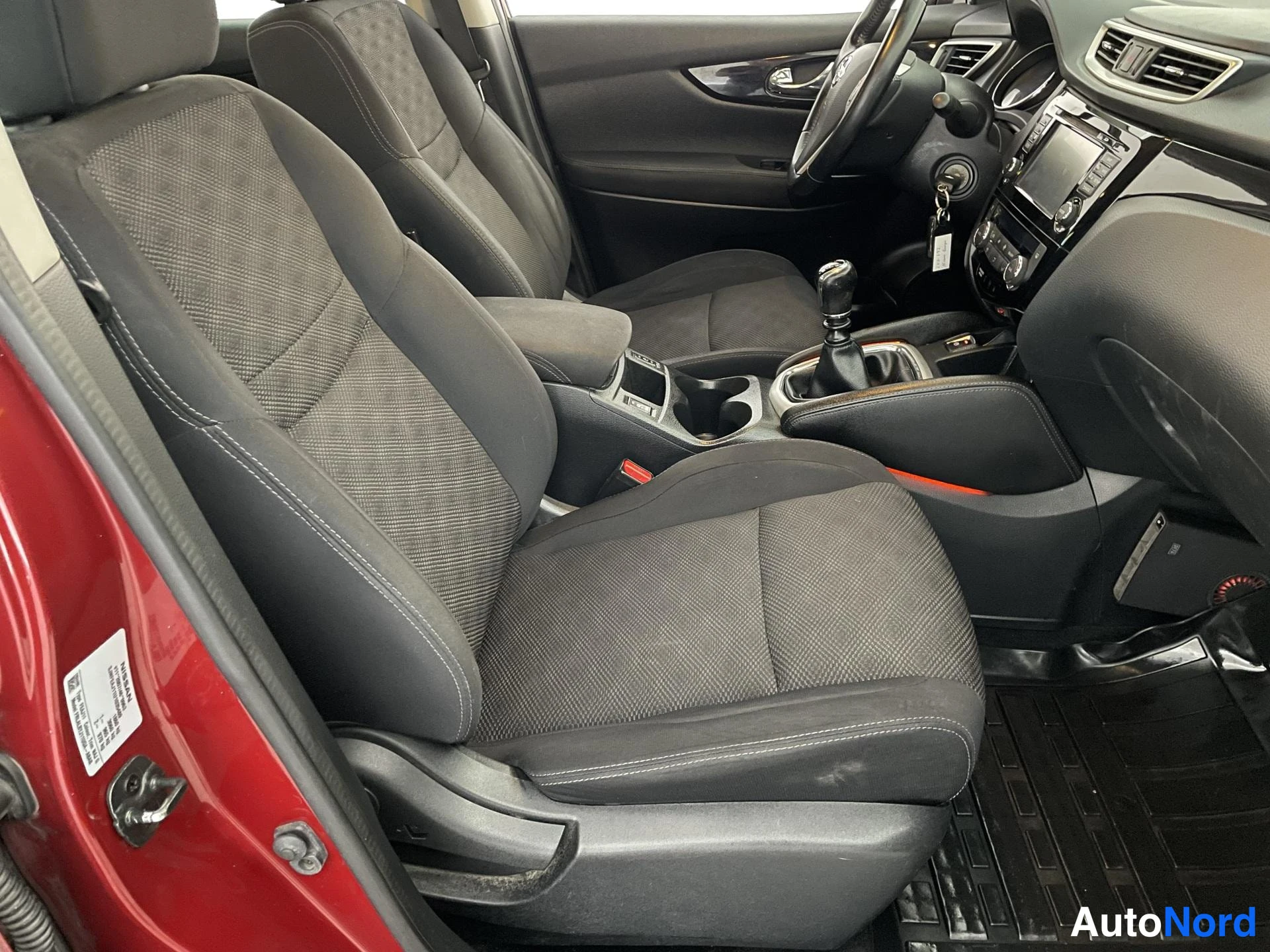 Punainen Nissan Qashqai 2014, etuistuimet, kuva 10