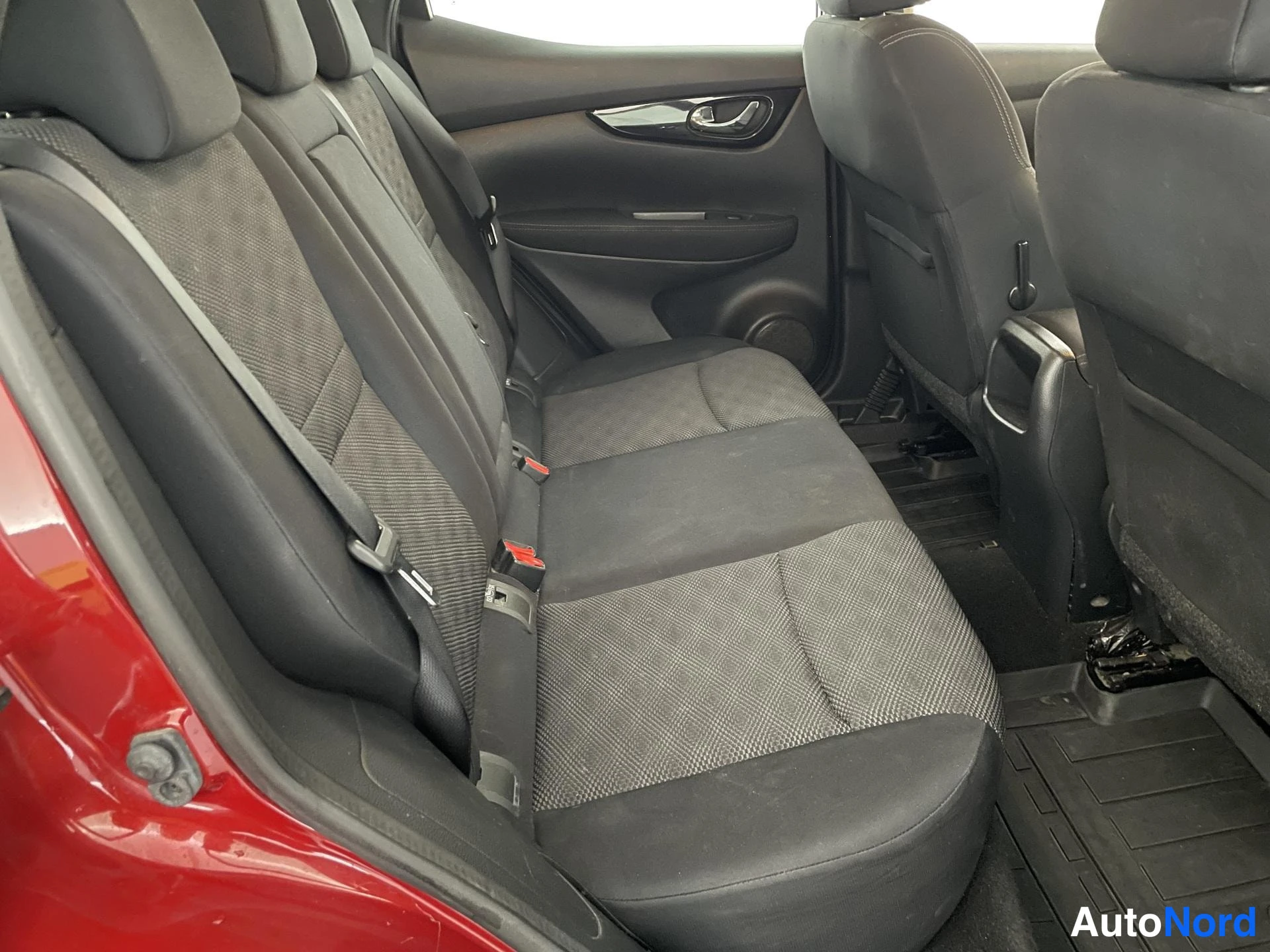 Punainen Nissan Qashqai 2014, takaistuimet, kuva 13
