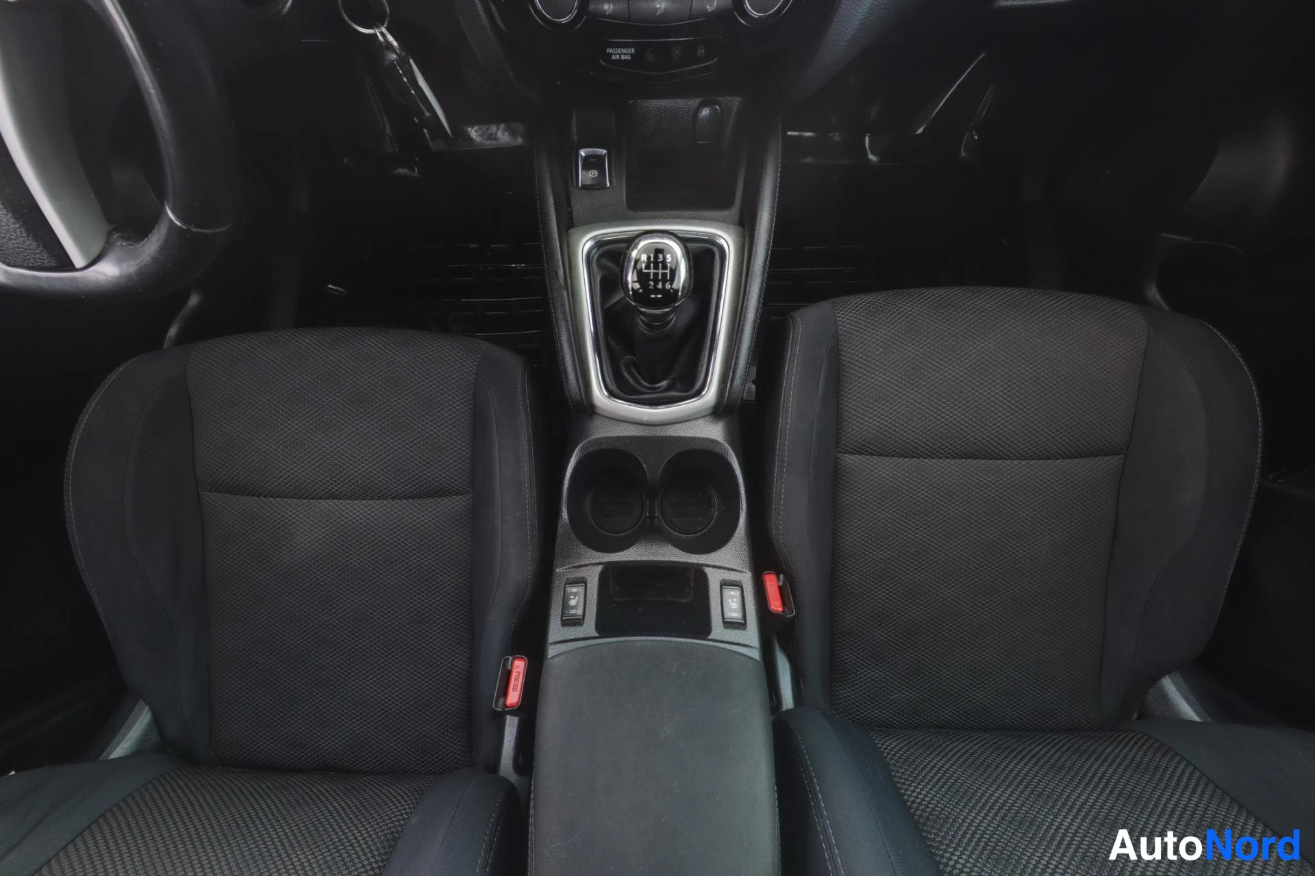 Punainen Nissan Qashqai 2014, etuistuimet, kuva 11