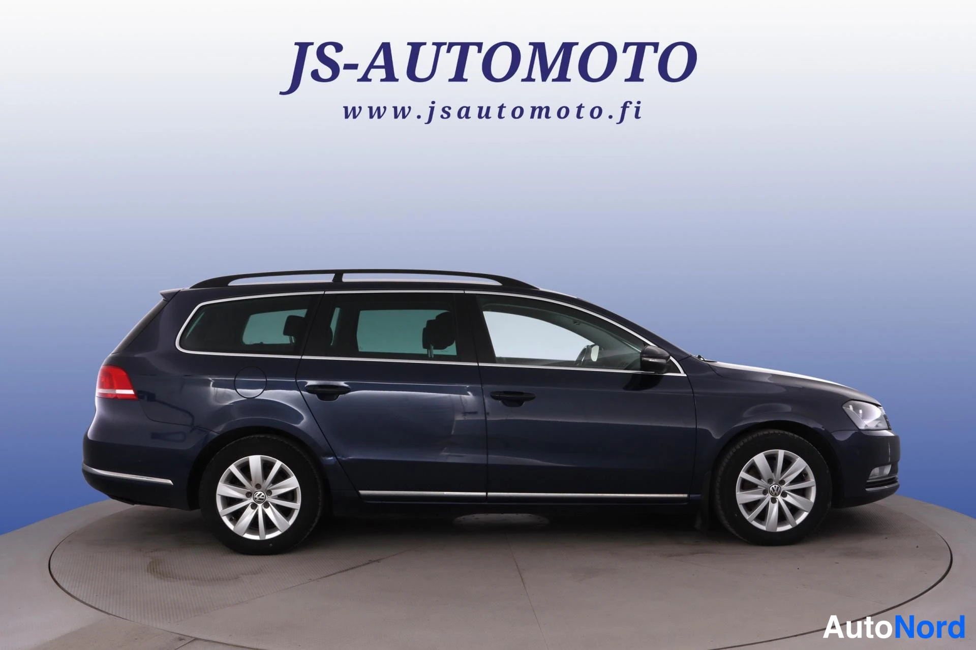 Sininen Volkswagen Passat 2015, etuviisto, keula oikealle, kuva 3
