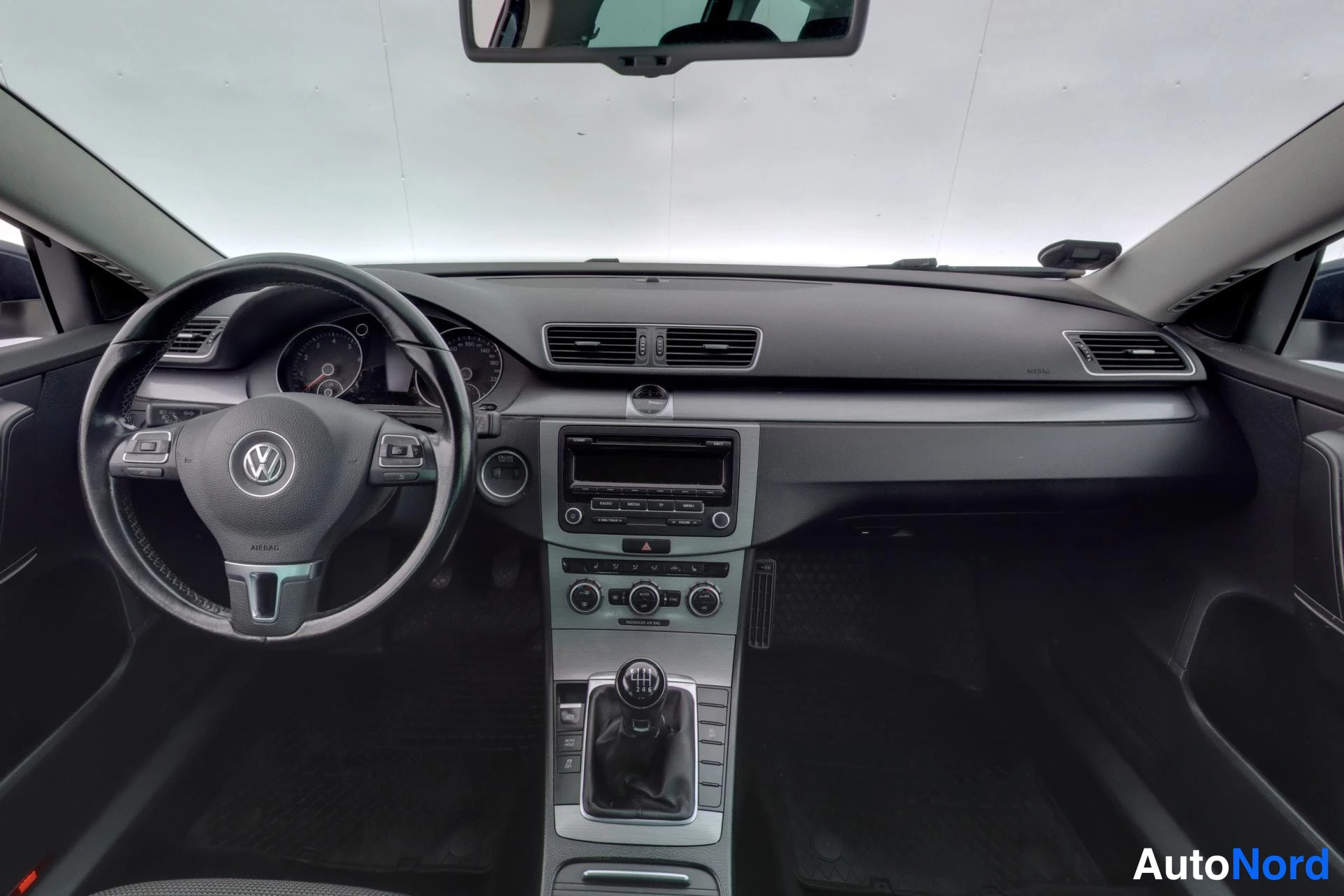 Sininen Volkswagen Passat 2015, ohjaamo, kuva 8