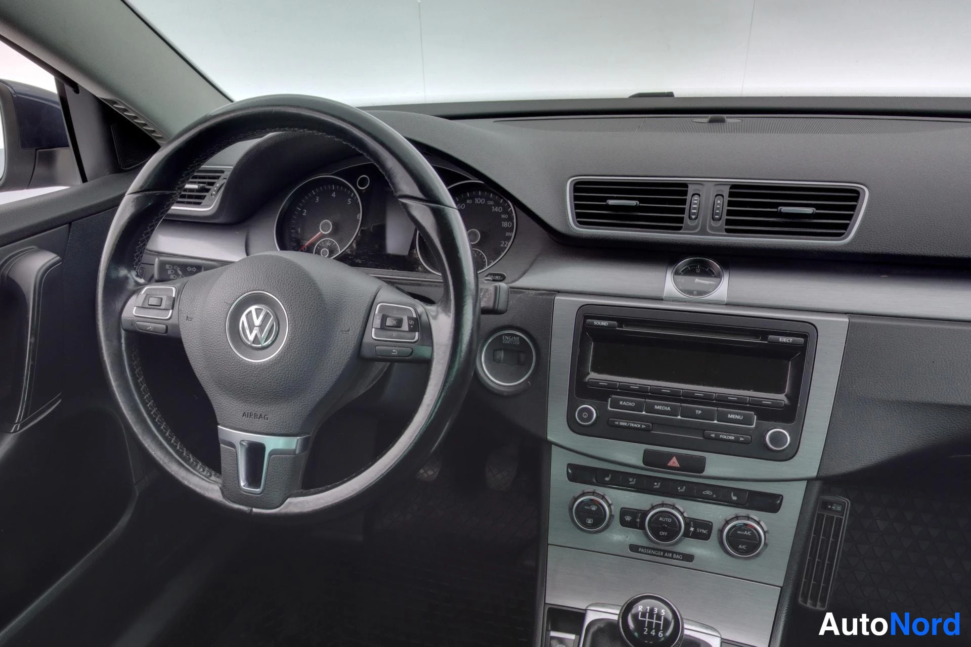 Sininen Volkswagen Passat 2015, yksityiskohta, kuva 14