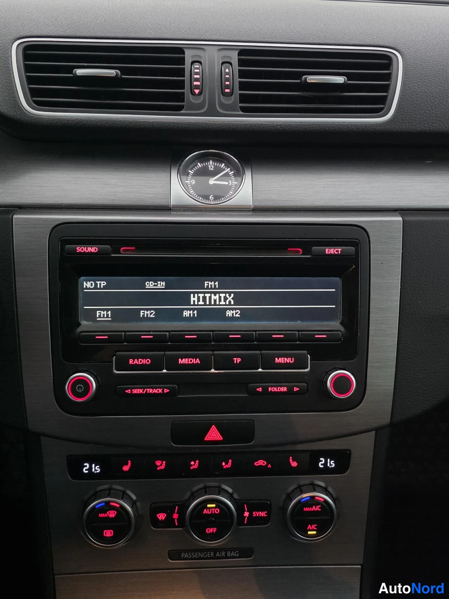 Sininen Volkswagen Passat 2015, ohjaamo, kuva 9