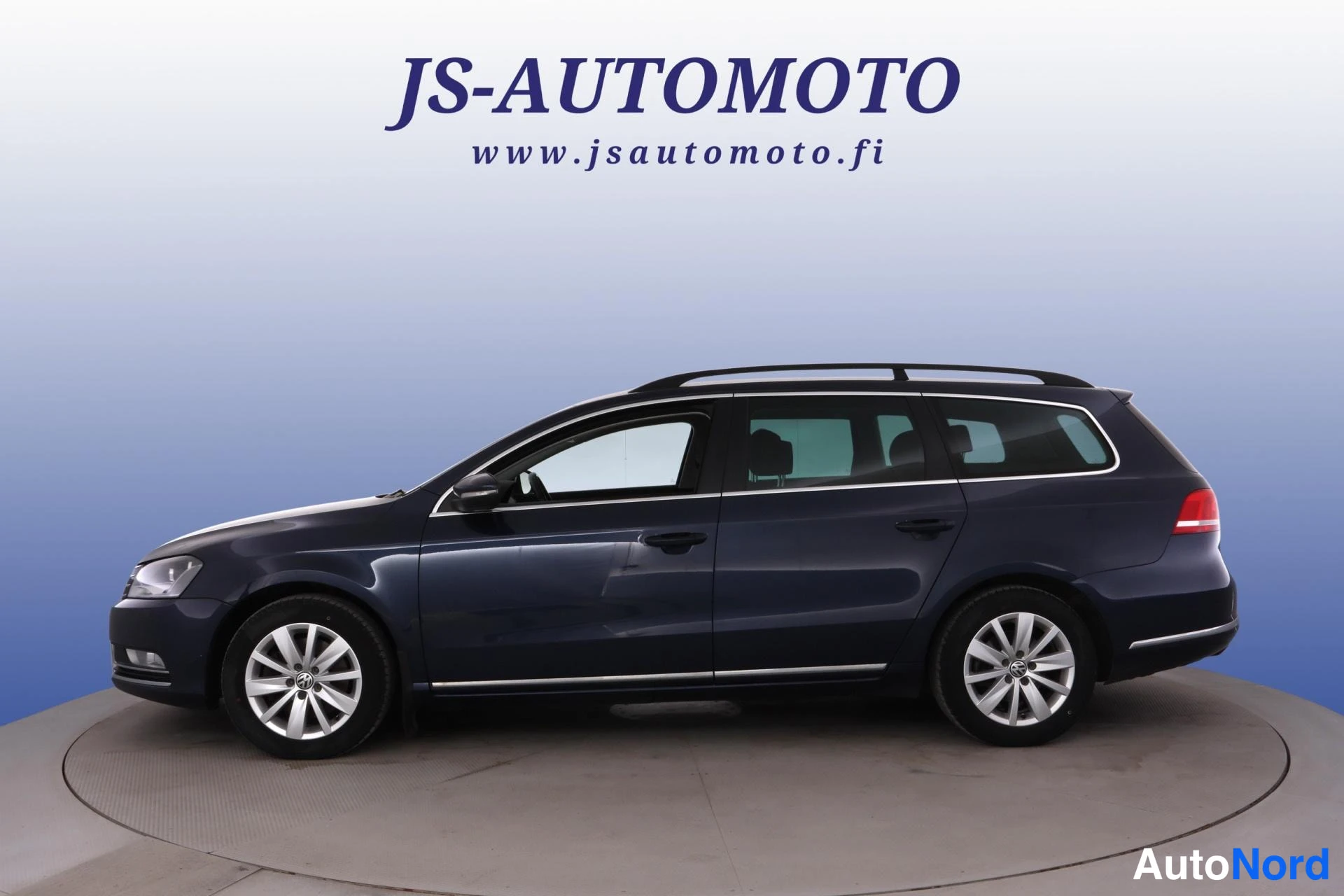 Sininen Volkswagen Passat 2015, etuviisto, keula vasemmalle, kuva 2