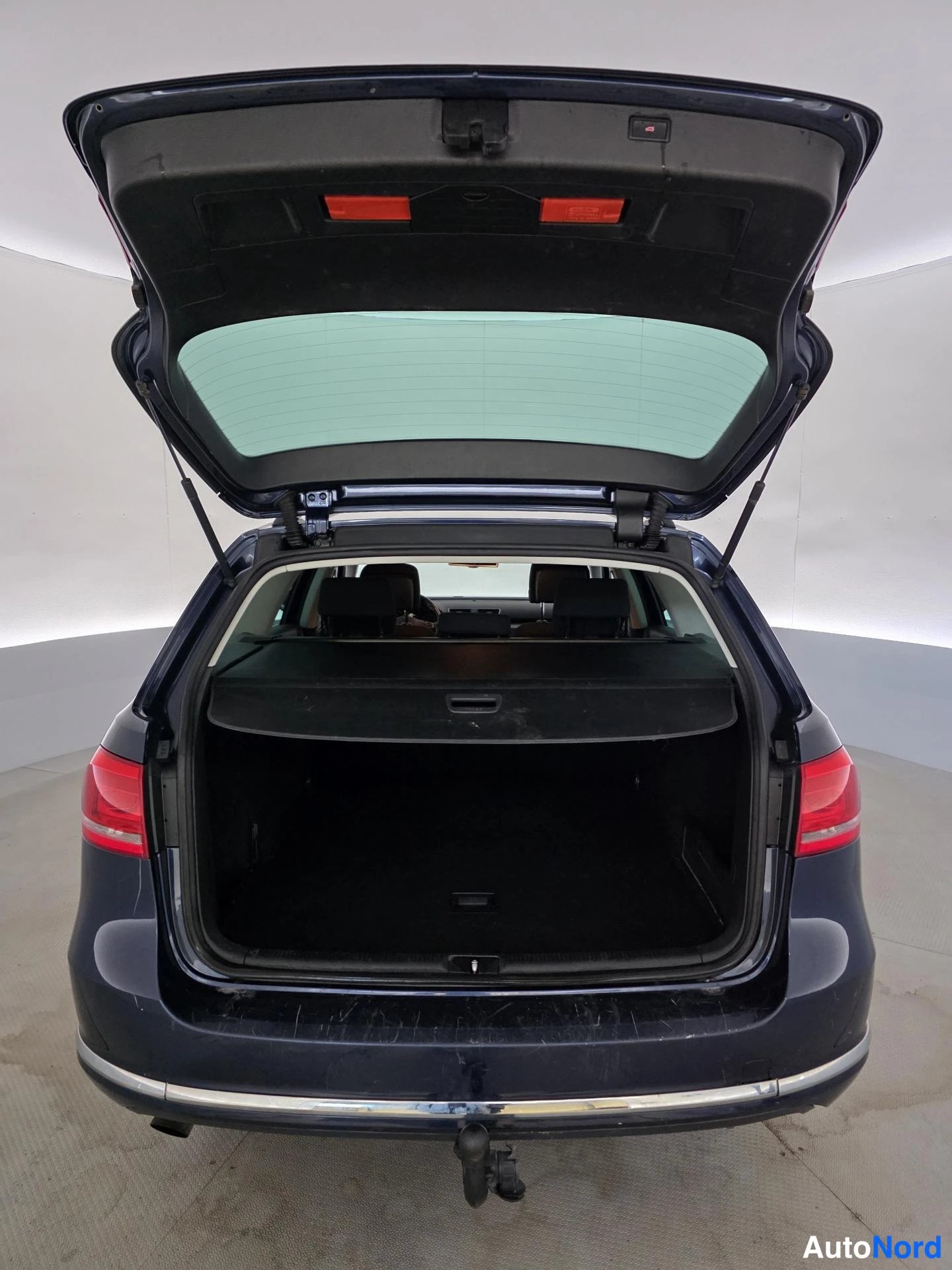Sininen Volkswagen Passat 2015, tavaratila, kuva 13