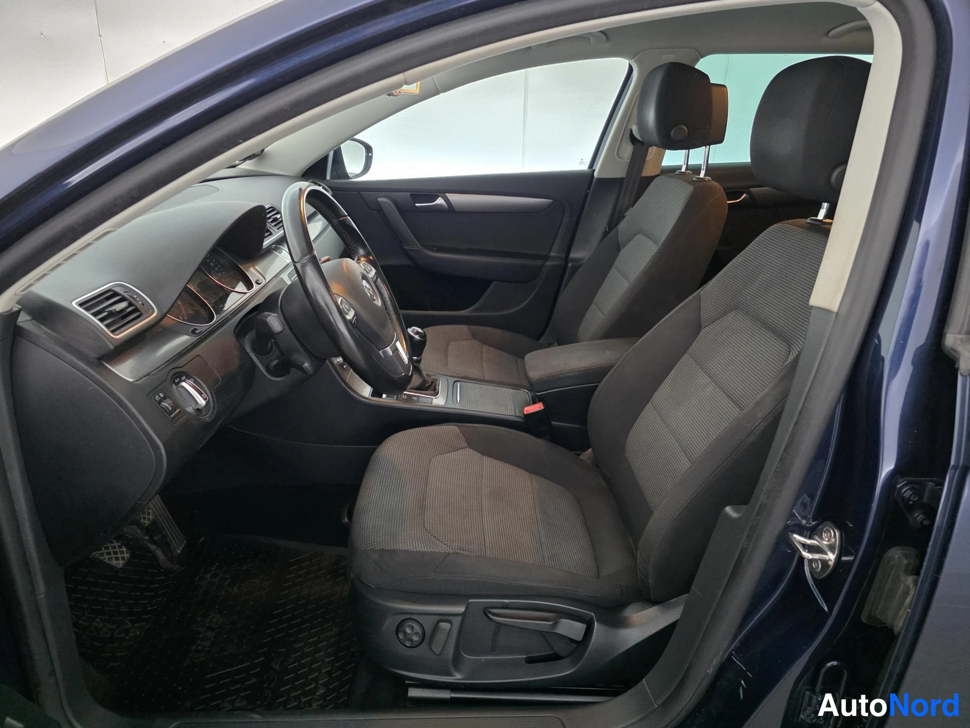 Sininen Volkswagen Passat 2015, ohjaamo, kuva 7