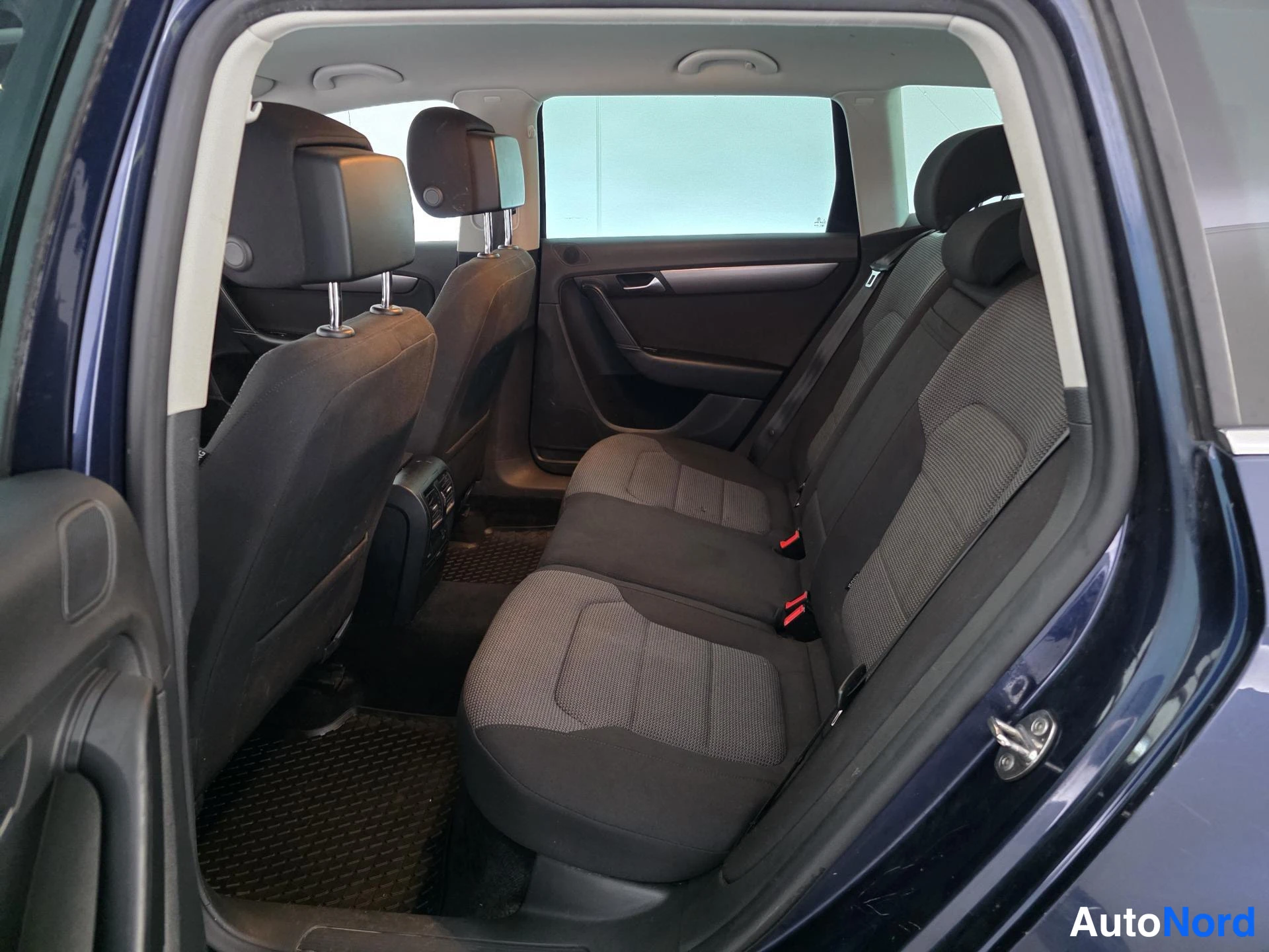 Sininen Volkswagen Passat 2015, takaistuimet, kuva 11