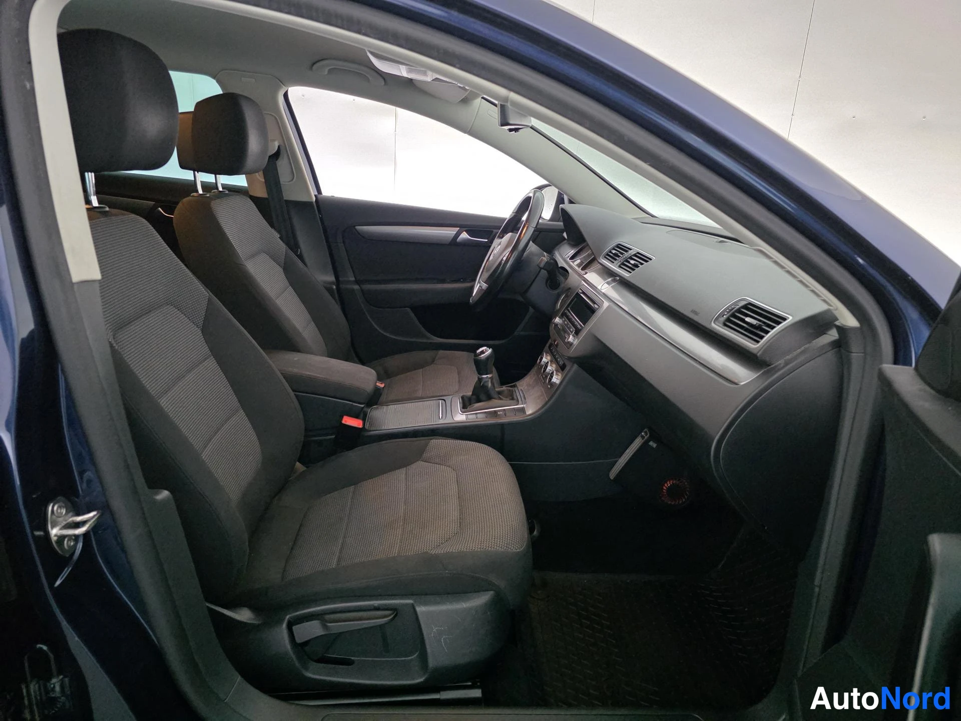 Sininen Volkswagen Passat 2015, etuistuimet, kuva 10