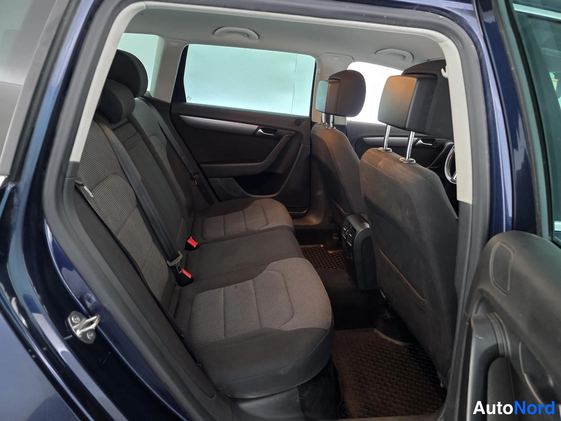 Sininen Volkswagen Passat 2015, takaistuimet, kuva 12
