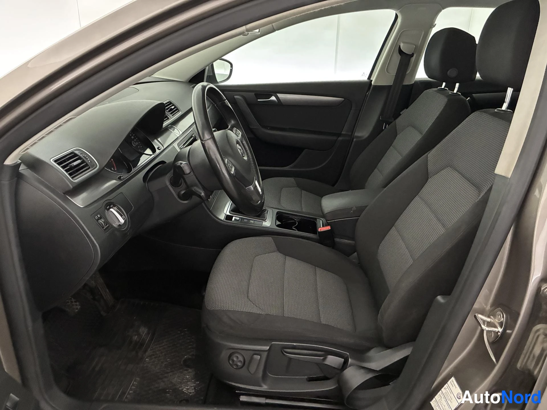 Ruskea Volkswagen Passat 2011, ohjaamo, kuva 12