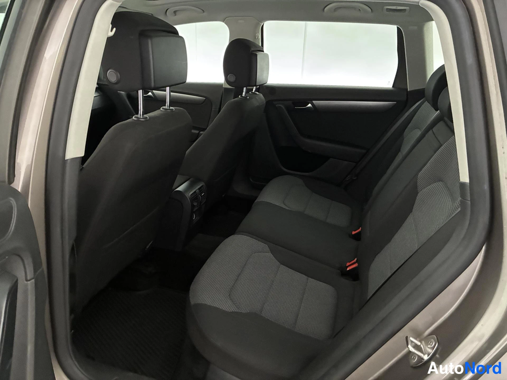 Ruskea Volkswagen Passat 2011, takaistuimet, kuva 15