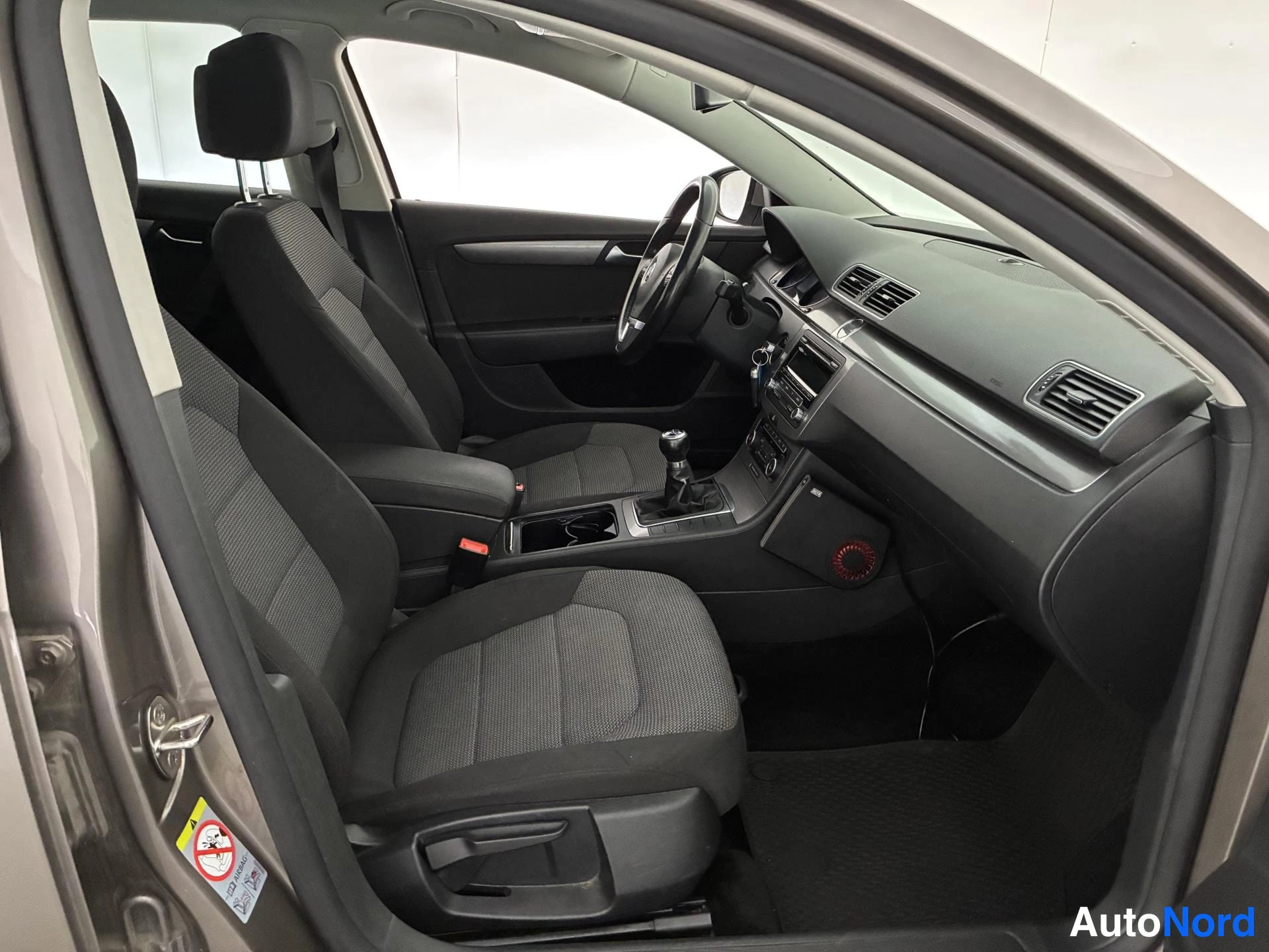 Ruskea Volkswagen Passat 2011, etuistuimet, kuva 13