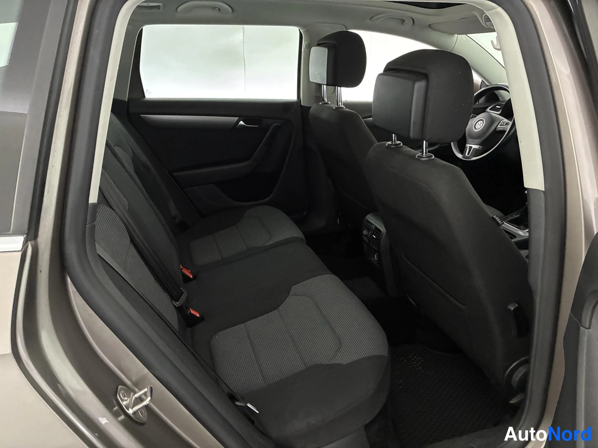 Ruskea Volkswagen Passat 2011, takaistuimet, kuva 16