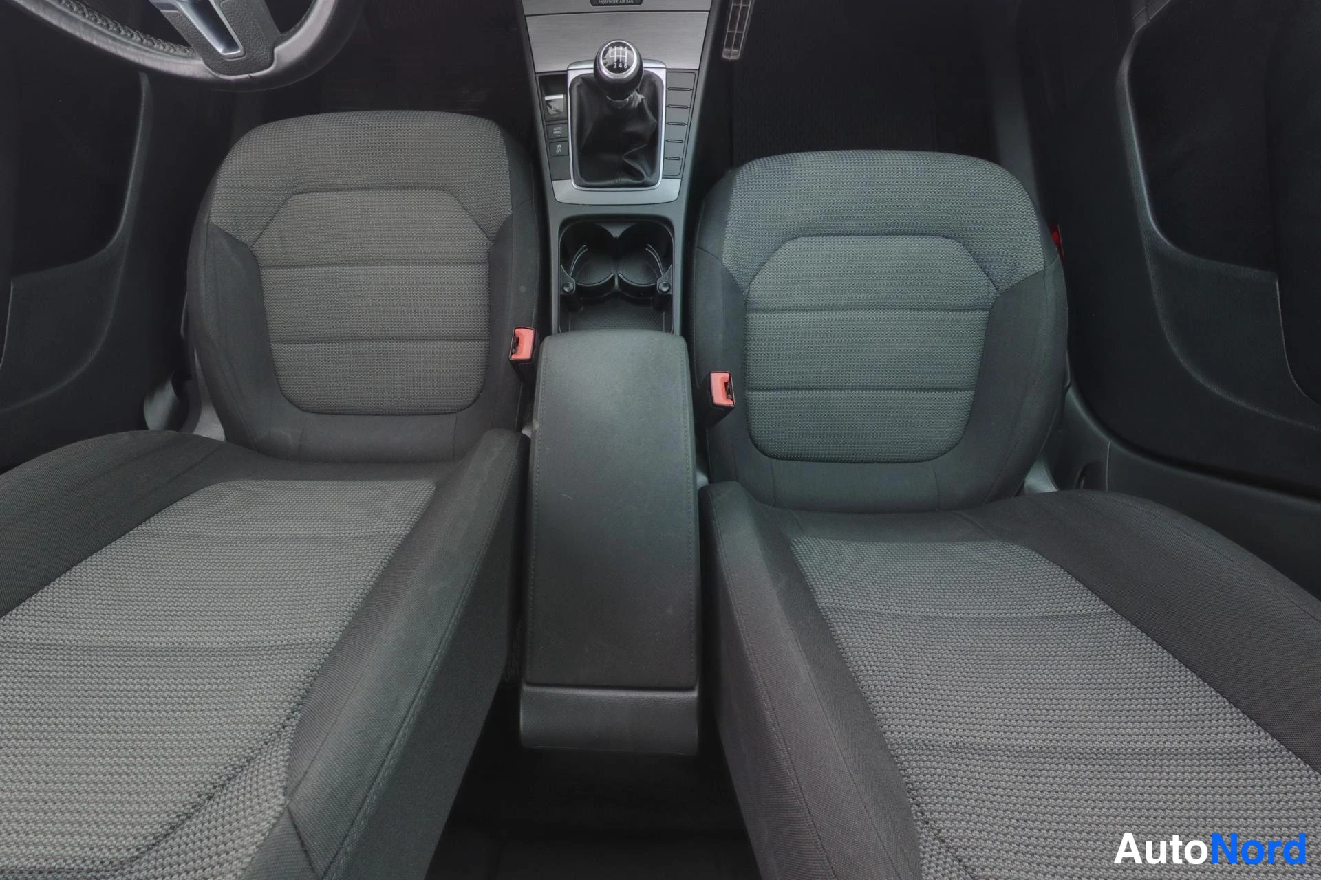 Ruskea Volkswagen Passat 2011, etuistuimet, kuva 14