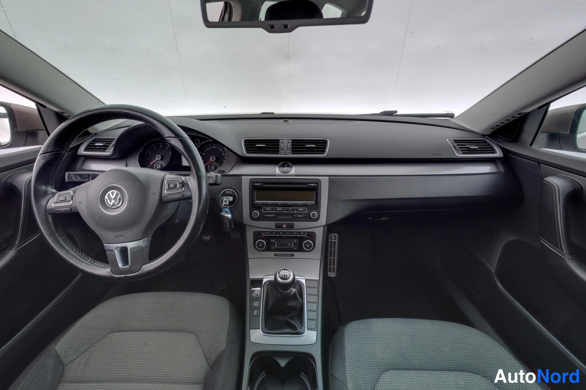 Ruskea Volkswagen Passat 2011, ohjaamo, kuva 7