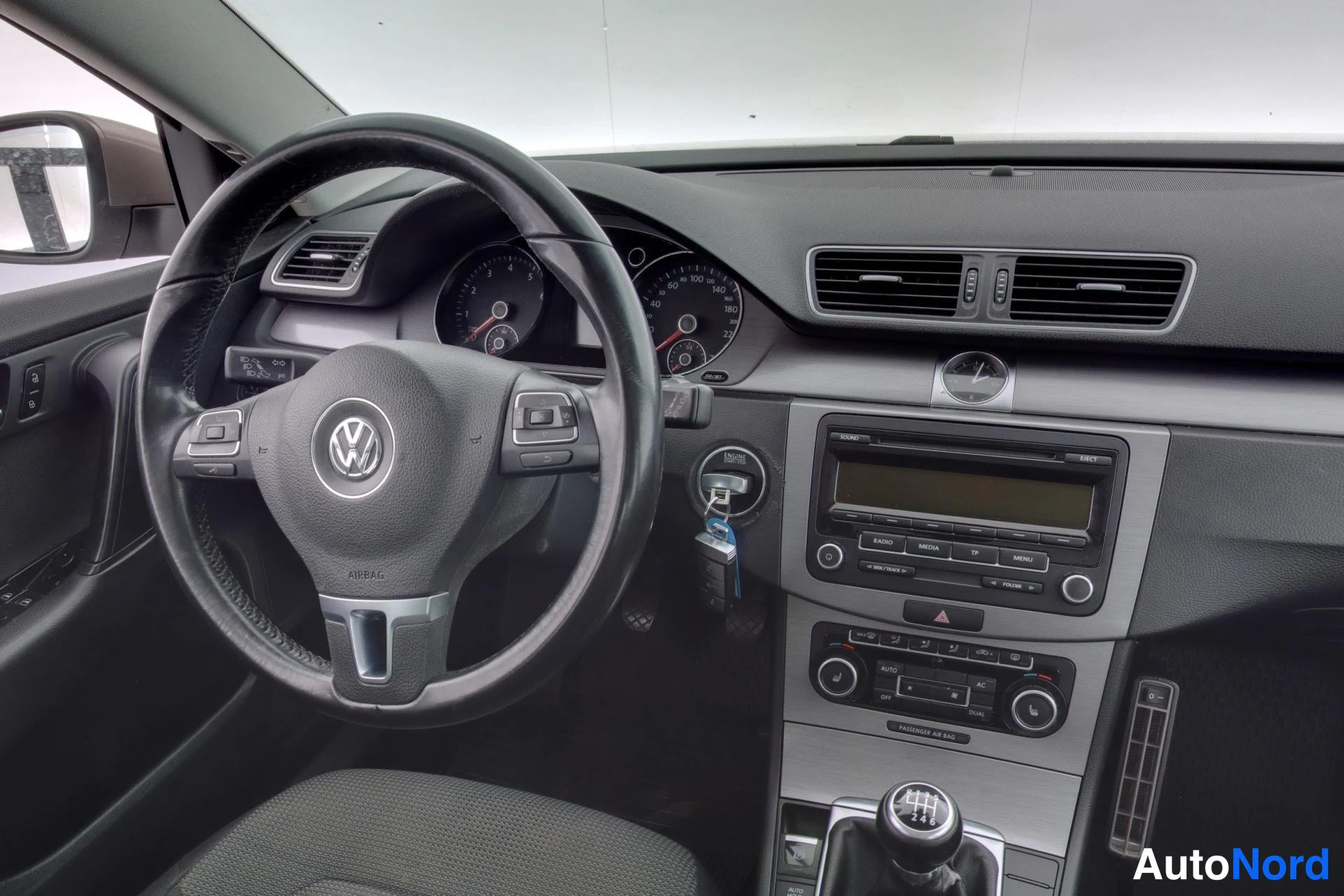 Ruskea Volkswagen Passat 2011, ohjaamo, kuva 8
