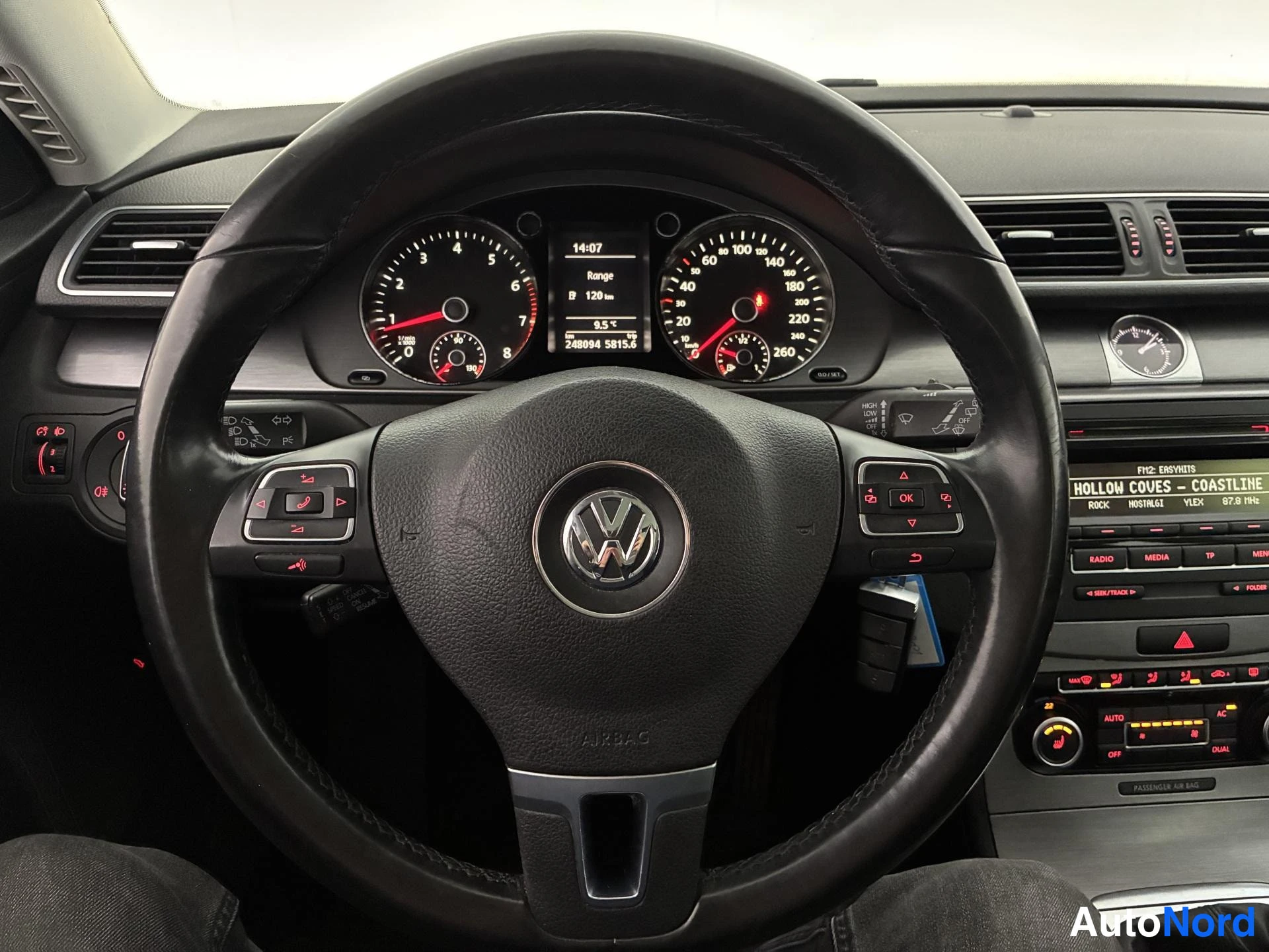 Ruskea Volkswagen Passat 2011, ohjaamo, kuva 9