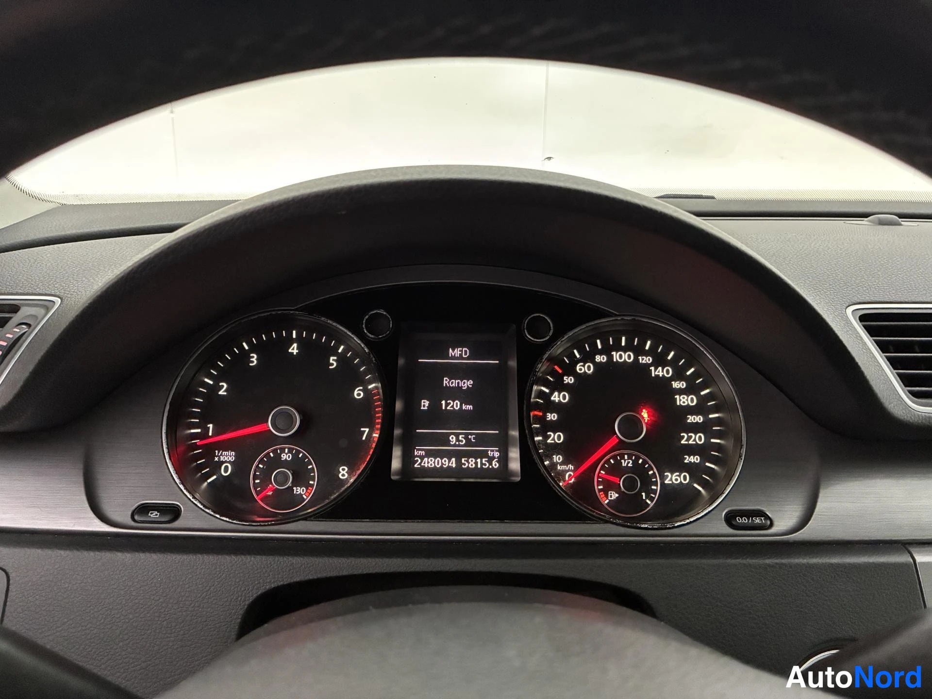 Ruskea Volkswagen Passat 2011, yksityiskohta, kuva 19