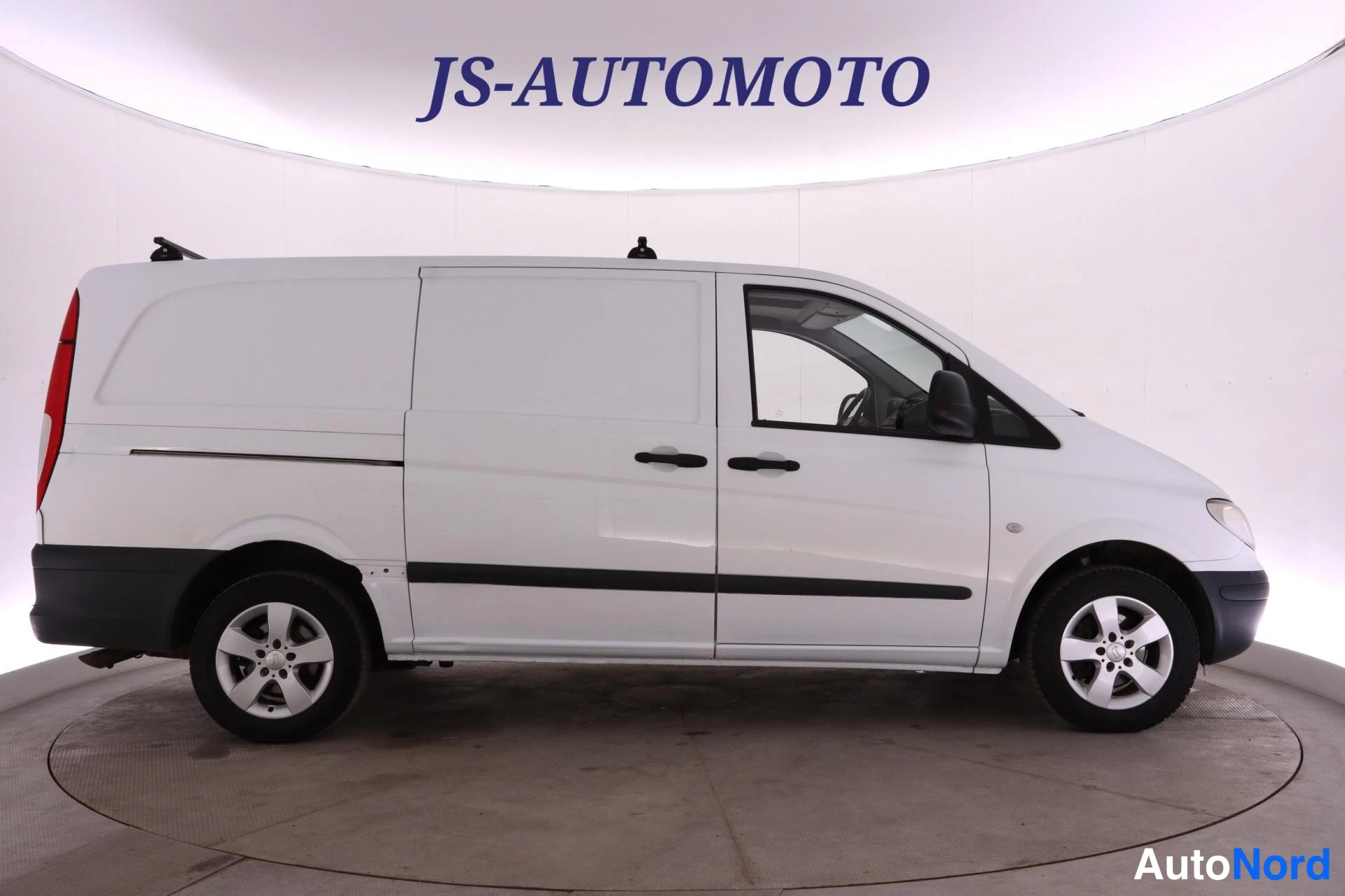 Valkoinen Mercedes-Benz Vito 2009, etuviisto, keula oikealle, kuva 4