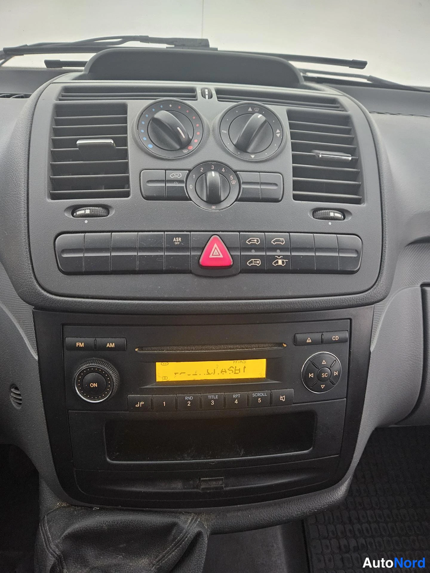 Valkoinen Mercedes-Benz Vito 2009, yksityiskohta, kuva 14