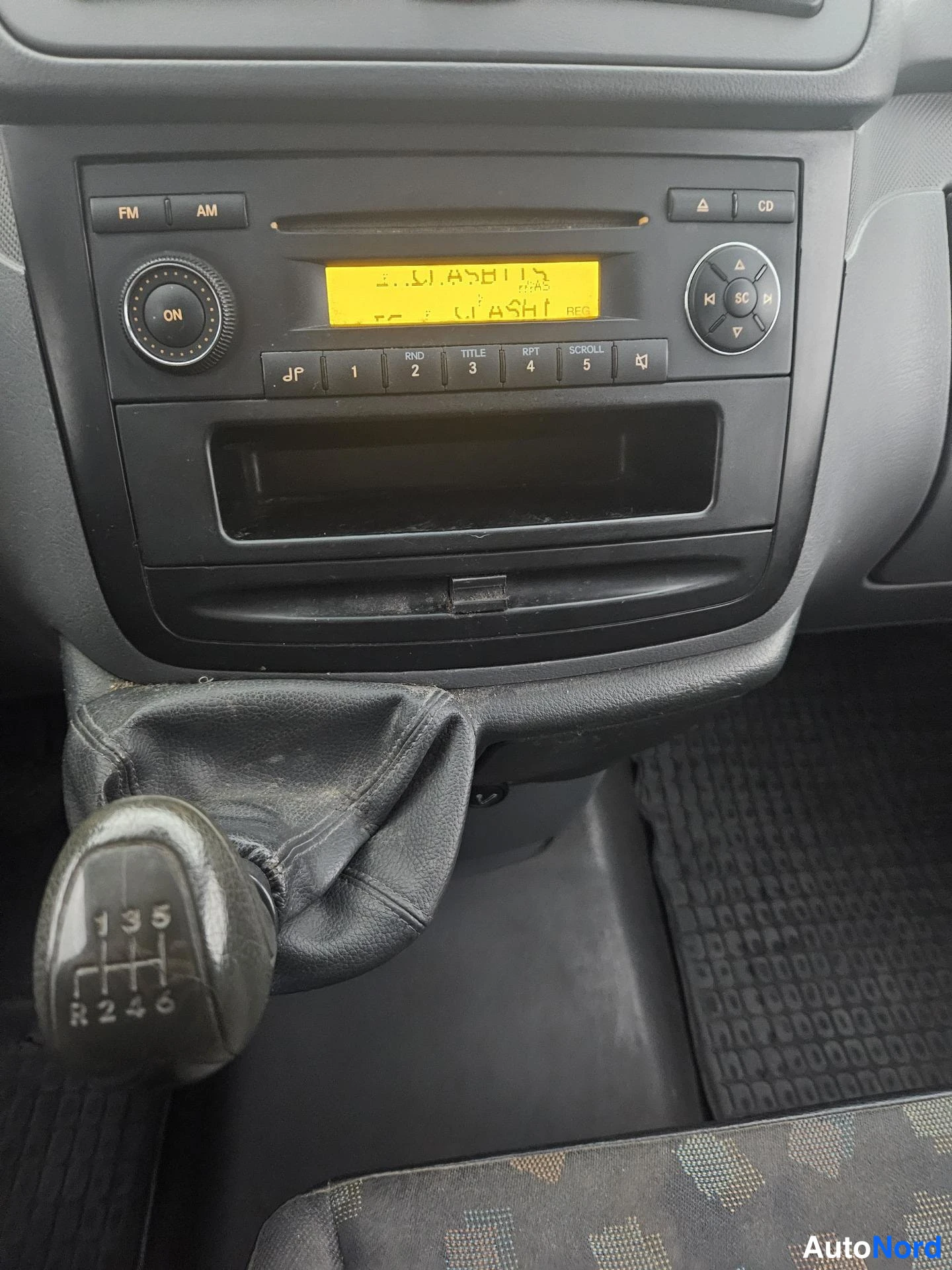 Valkoinen Mercedes-Benz Vito 2009, yksityiskohta, kuva 15