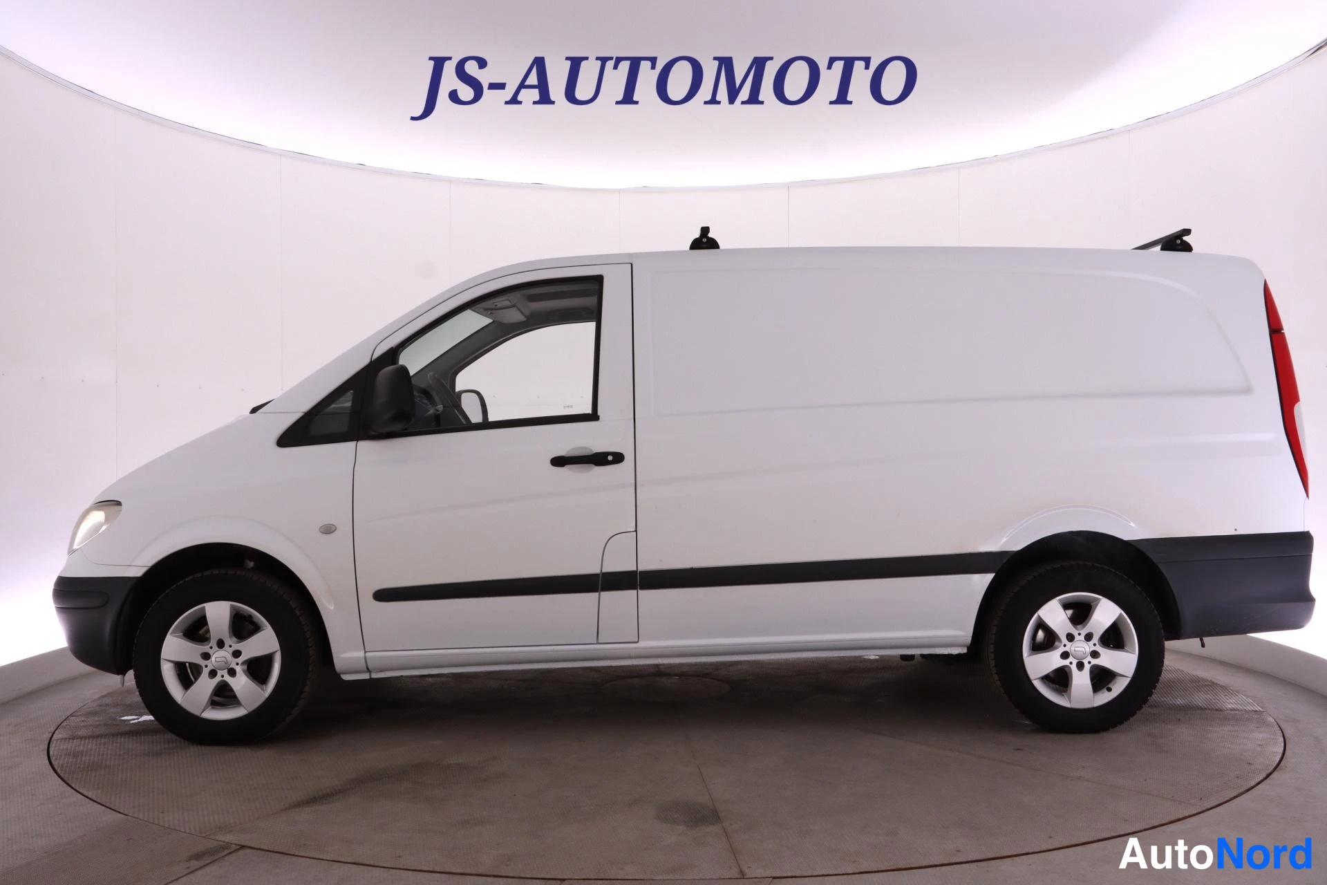 Valkoinen Mercedes-Benz Vito 2009, etuviisto, keula vasemmalle, kuva 2
