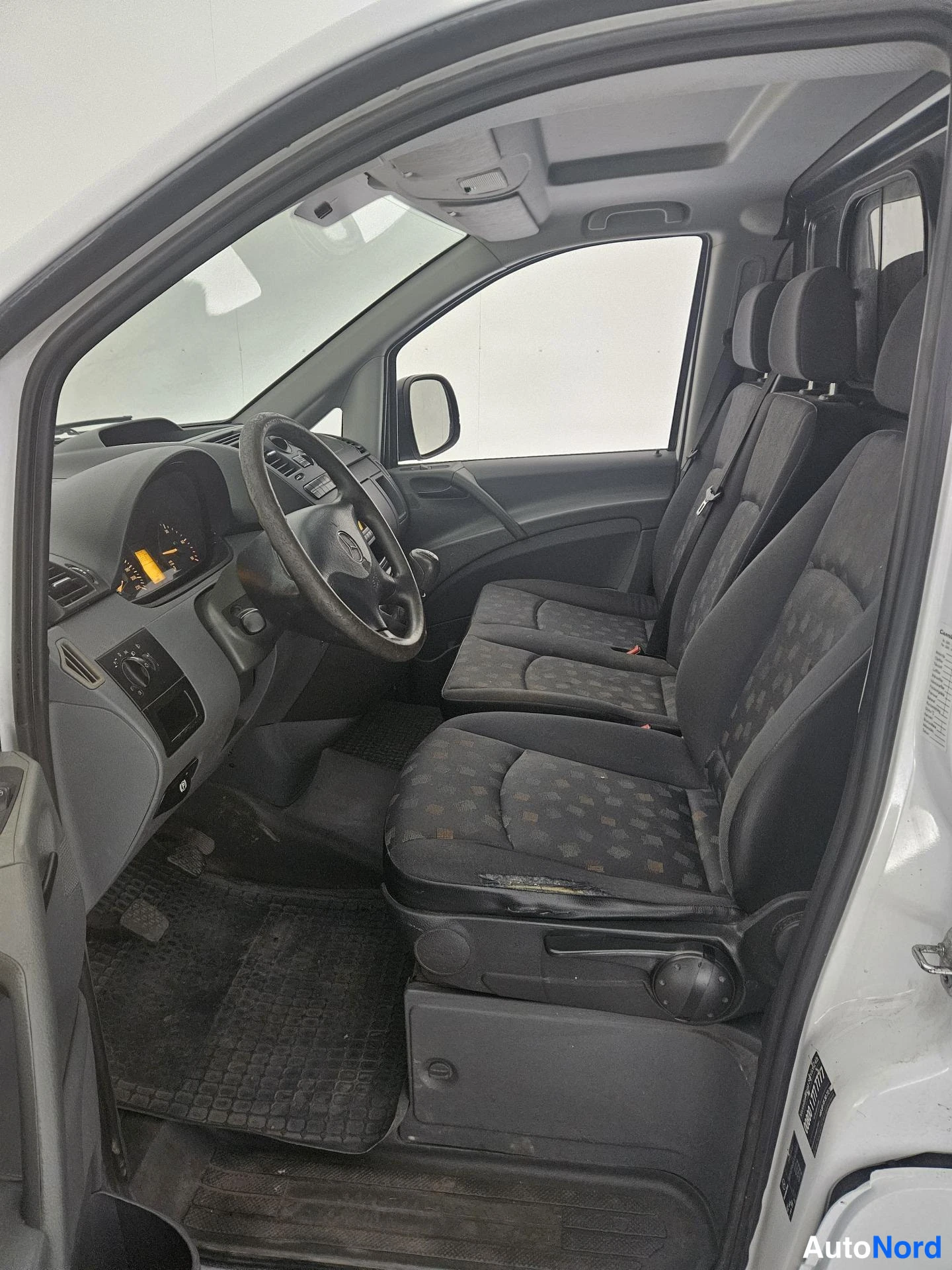 Valkoinen Mercedes-Benz Vito 2009, etuistuimet, kuva 8