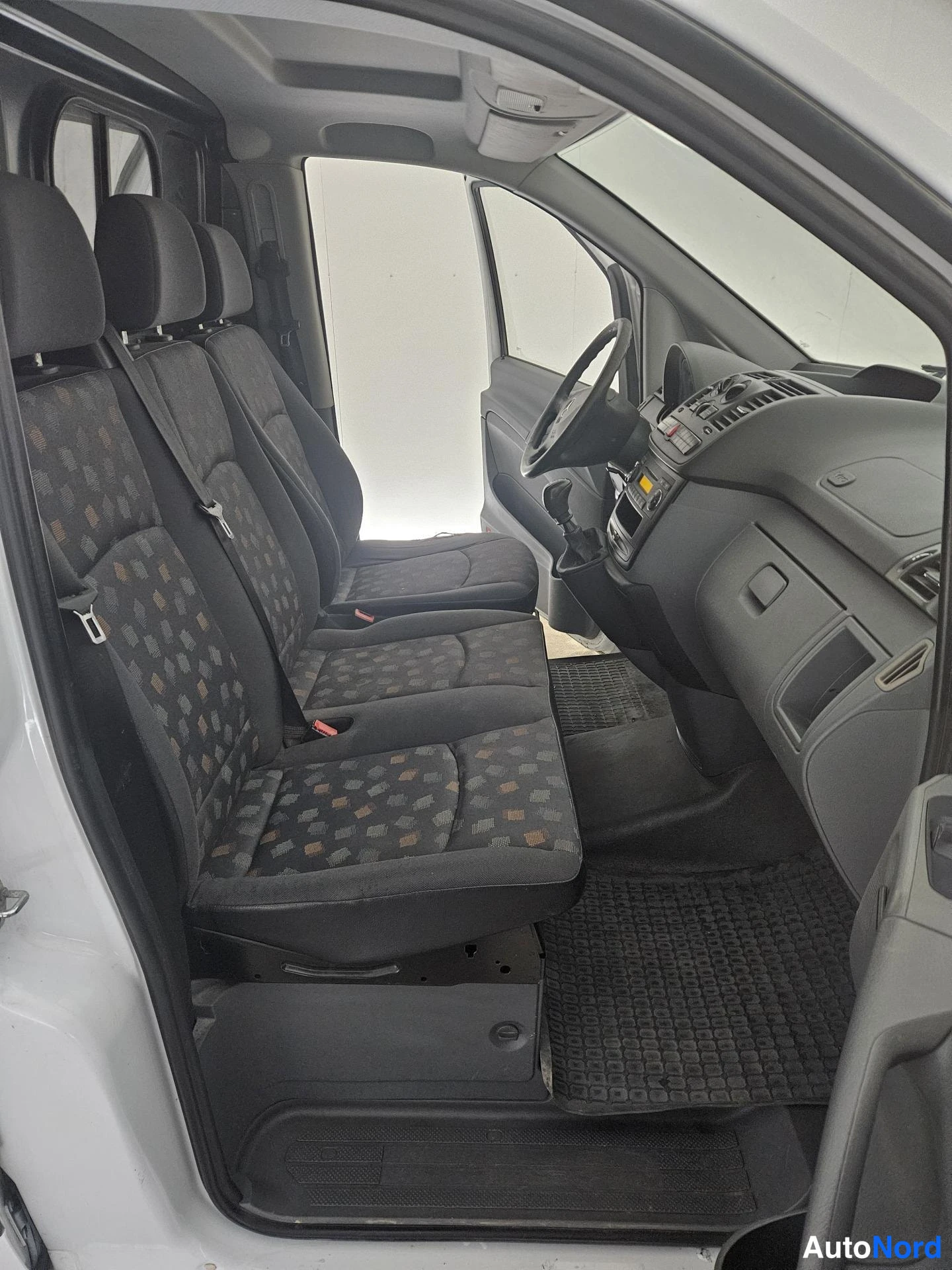 Valkoinen Mercedes-Benz Vito 2009, etuistuimet, kuva 9